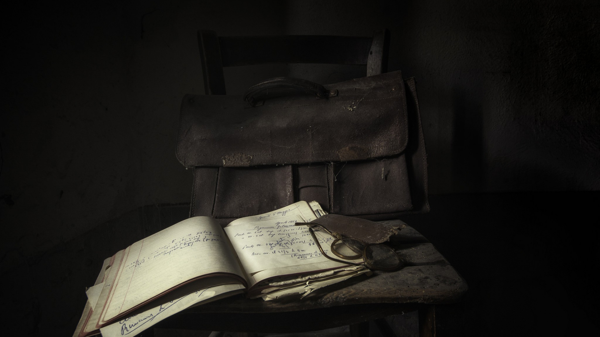 Sac en Cuir Marron Sur Table en Bois Marron. Wallpaper in 1920x1080 Resolution