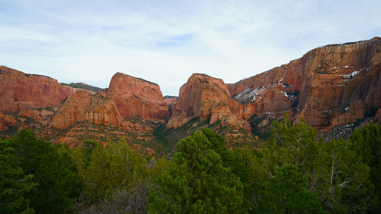 Green Trees Near Brown Rock Mountain During Daytime. Wallpaper in 1280x720 Resolution