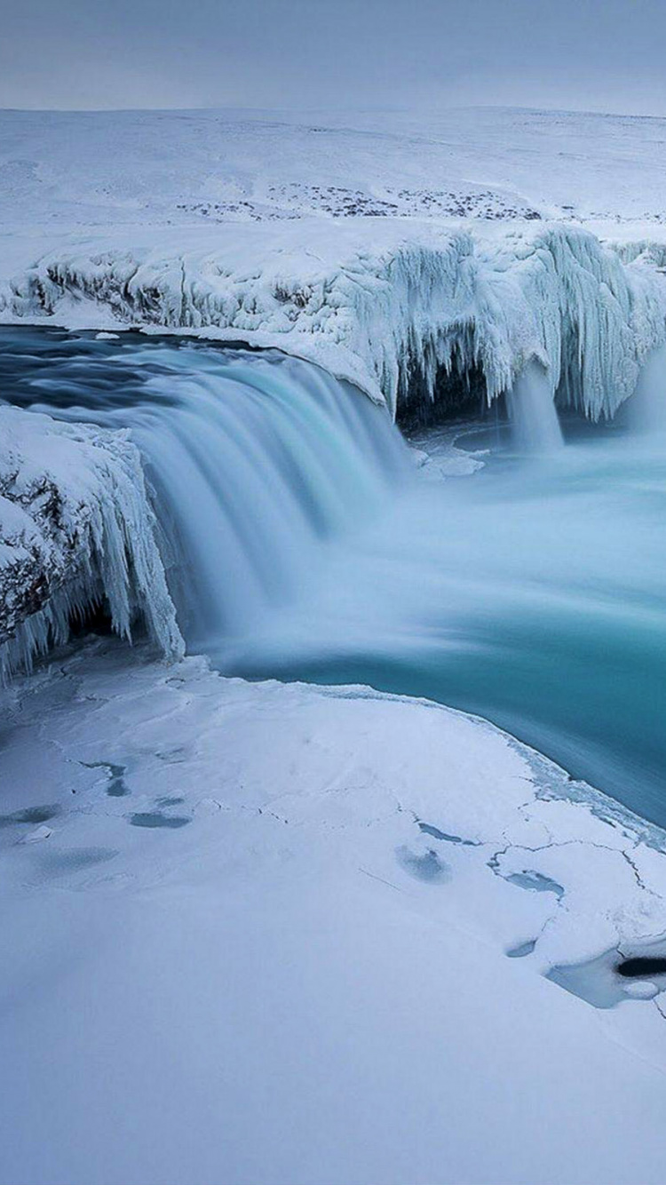L'eau Tombe Sur le Rivage Rocheux Pendant la Journée. Wallpaper in 750x1334 Resolution