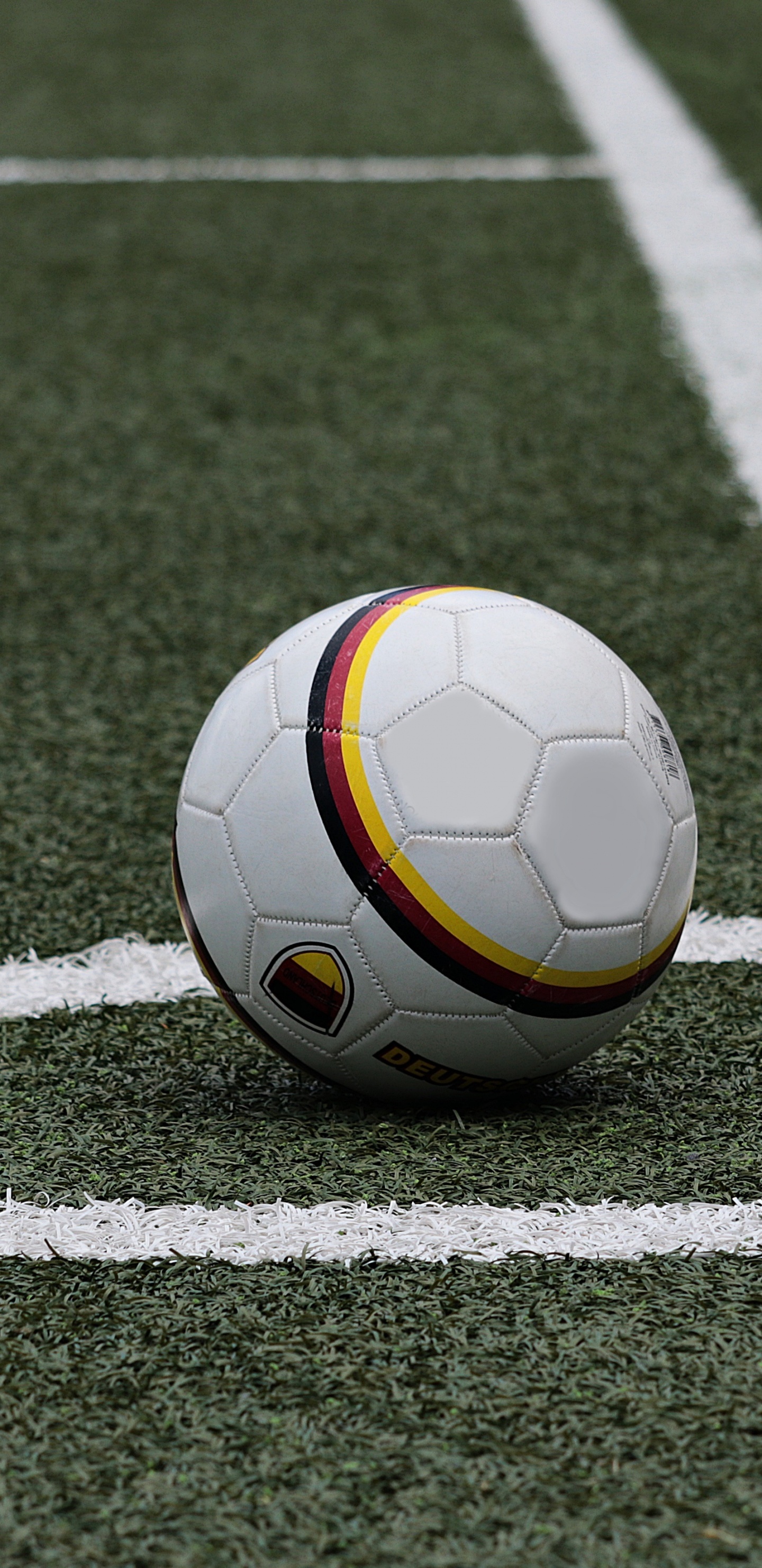 Weißer Und Gelber Fußball Auf Grünem Feld. Wallpaper in 1440x2960 Resolution