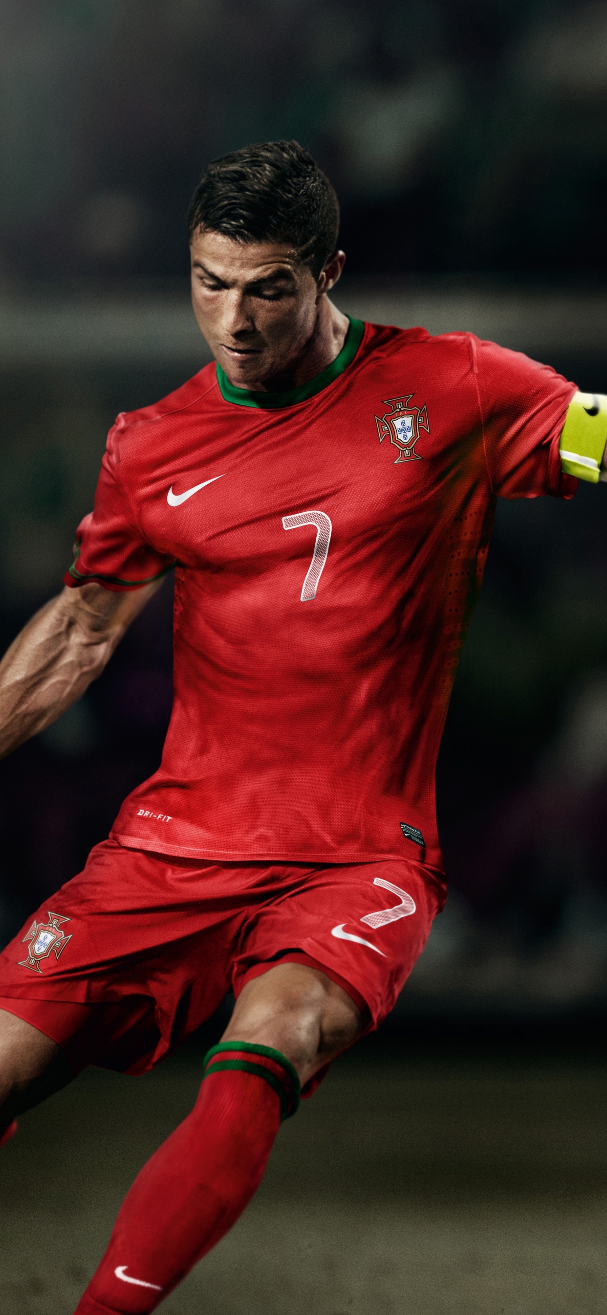 Mann im Roten Nike-Fußball-Trikot Und Roten Shorts Läuft Auf Dem Feld. Wallpaper in 1242x2688 Resolution