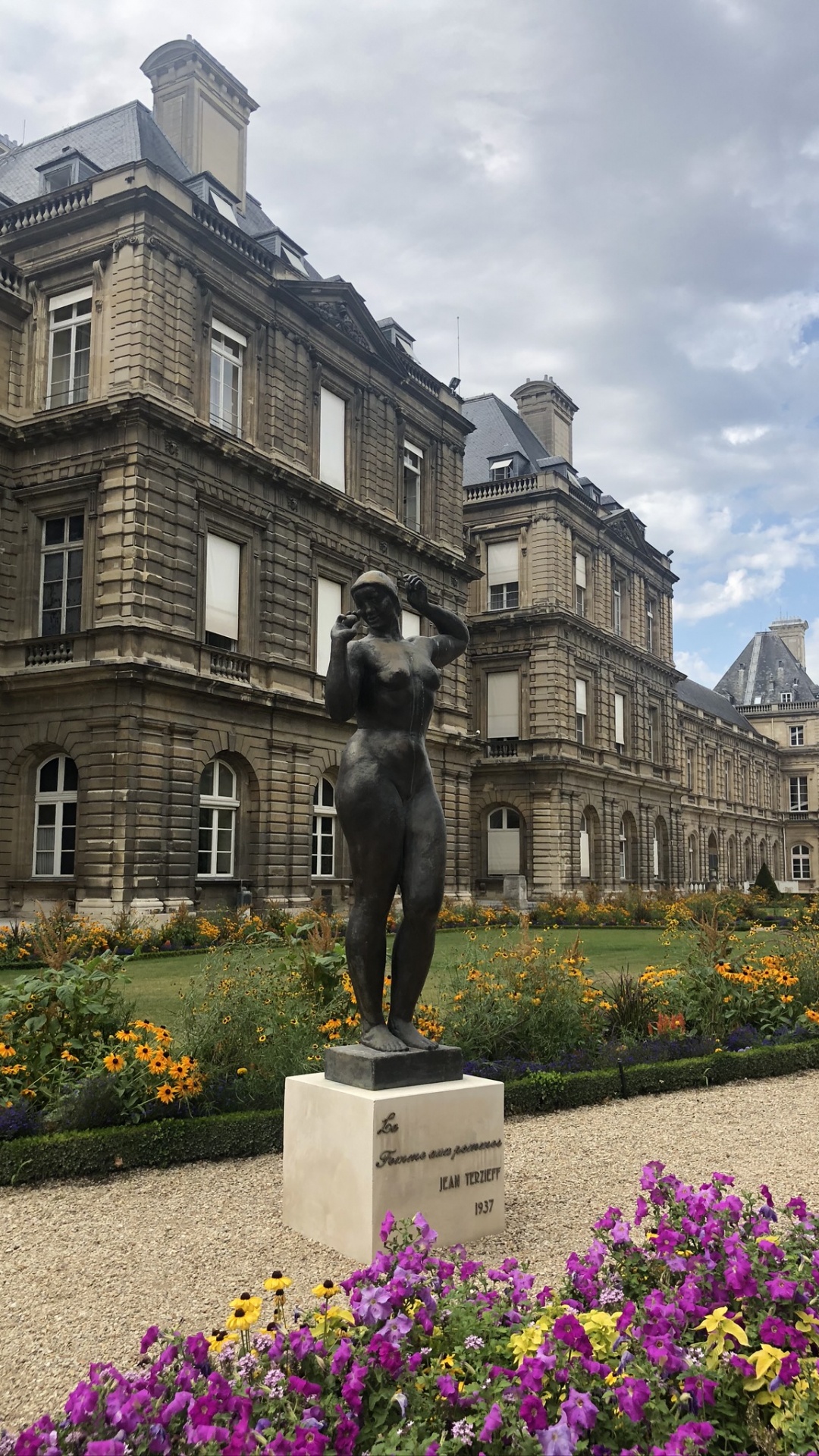 Palais du Luxembourg, Fenêtre, Sculpture, Bâtiment, Garden. Wallpaper in 1080x1920 Resolution
