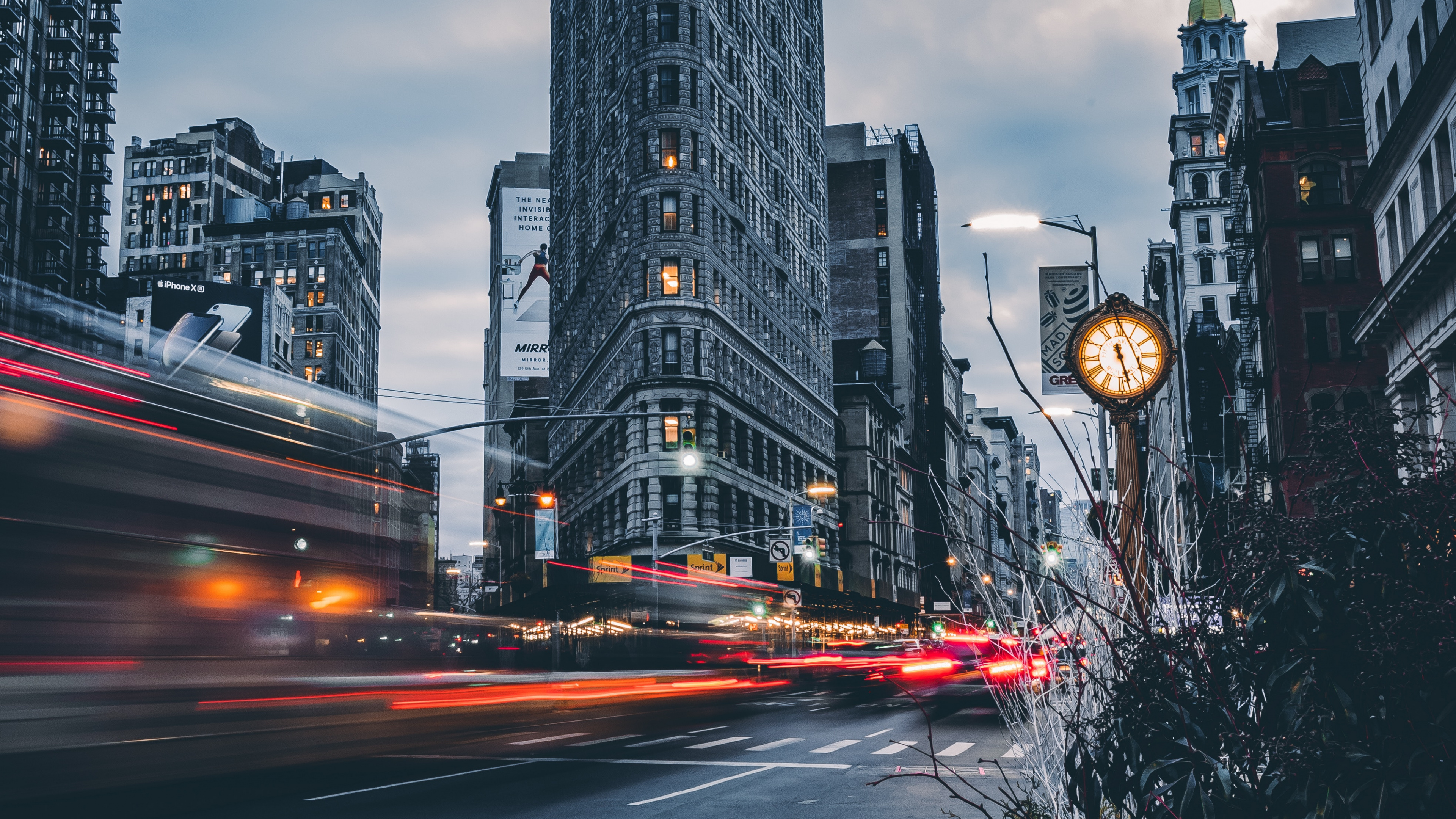 Zeitrafferaufnahmen Von Stadtgebäuden Bei Nacht Night. Wallpaper in 3840x2160 Resolution