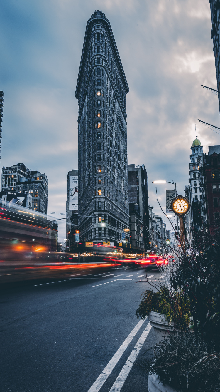 Zeitrafferaufnahmen Von Stadtgebäuden Bei Nacht Night. Wallpaper in 750x1334 Resolution