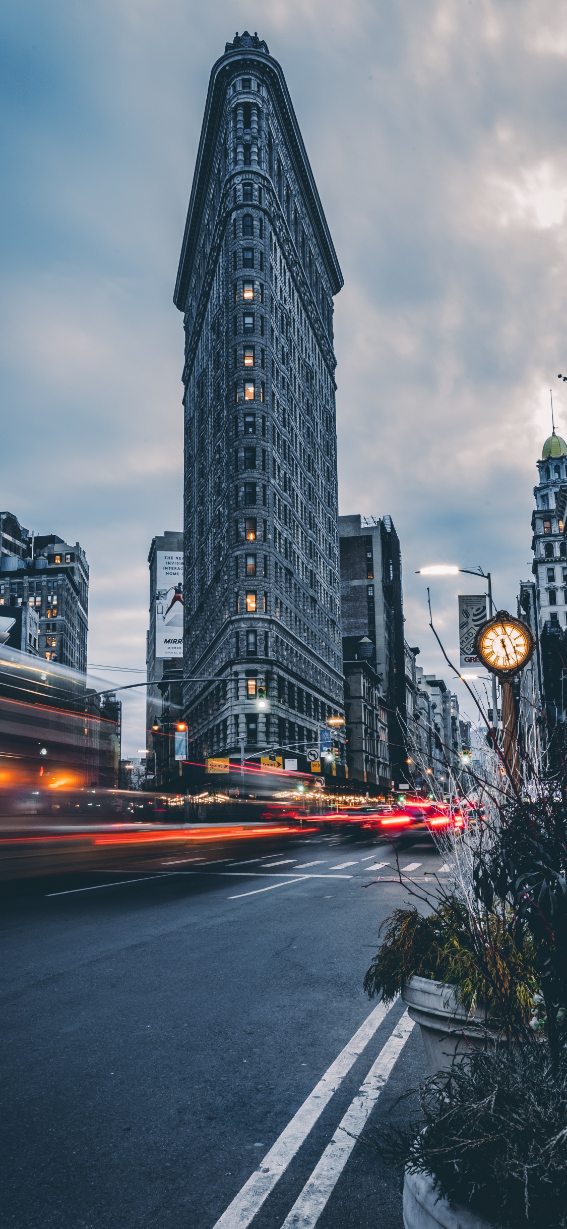 Fotografía de Lapso de Tiempo de Los Edificios de la Ciudad Durante la Noche. Wallpaper in 1125x2436 Resolution