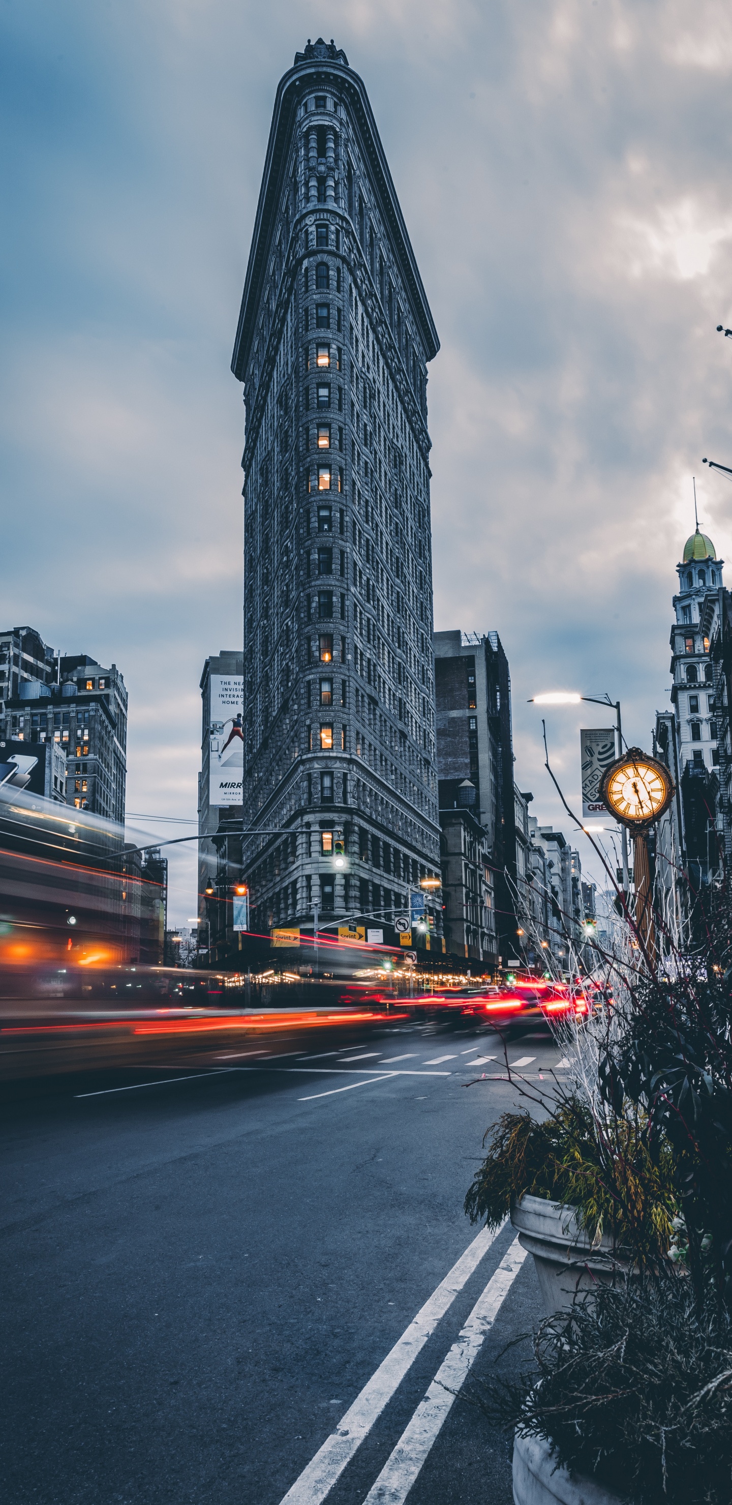 Fotografía de Lapso de Tiempo de Los Edificios de la Ciudad Durante la Noche. Wallpaper in 1440x2960 Resolution
