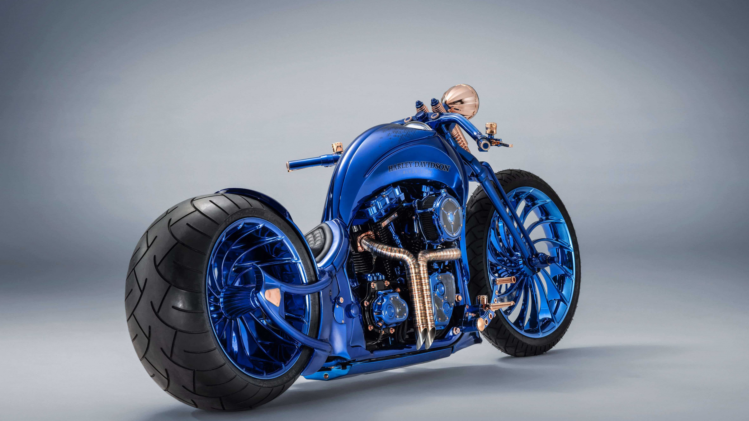 Blue and Black Sports Bike. Wallpaper in 2560x1440 Resolution