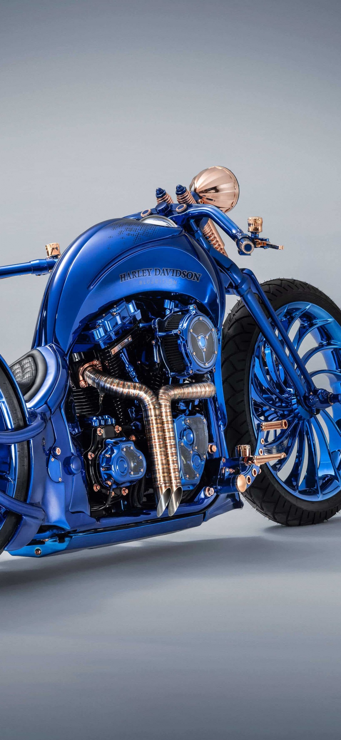 Blaues Und Schwarzes Sportrad. Wallpaper in 1125x2436 Resolution