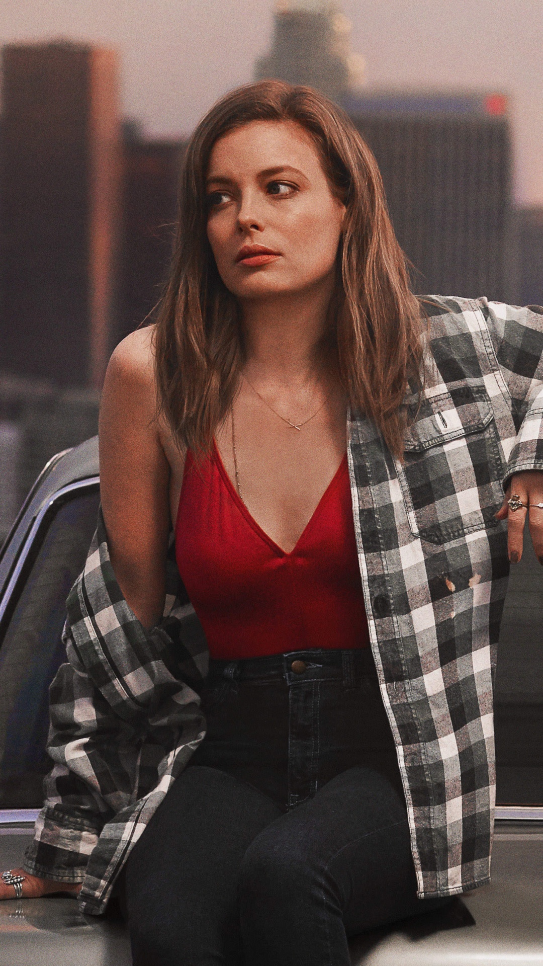 Femme en Débardeur Rouge Assis à Côté de L'homme en Chemise à Carreaux Gris et Noir. Wallpaper in 1080x1920 Resolution