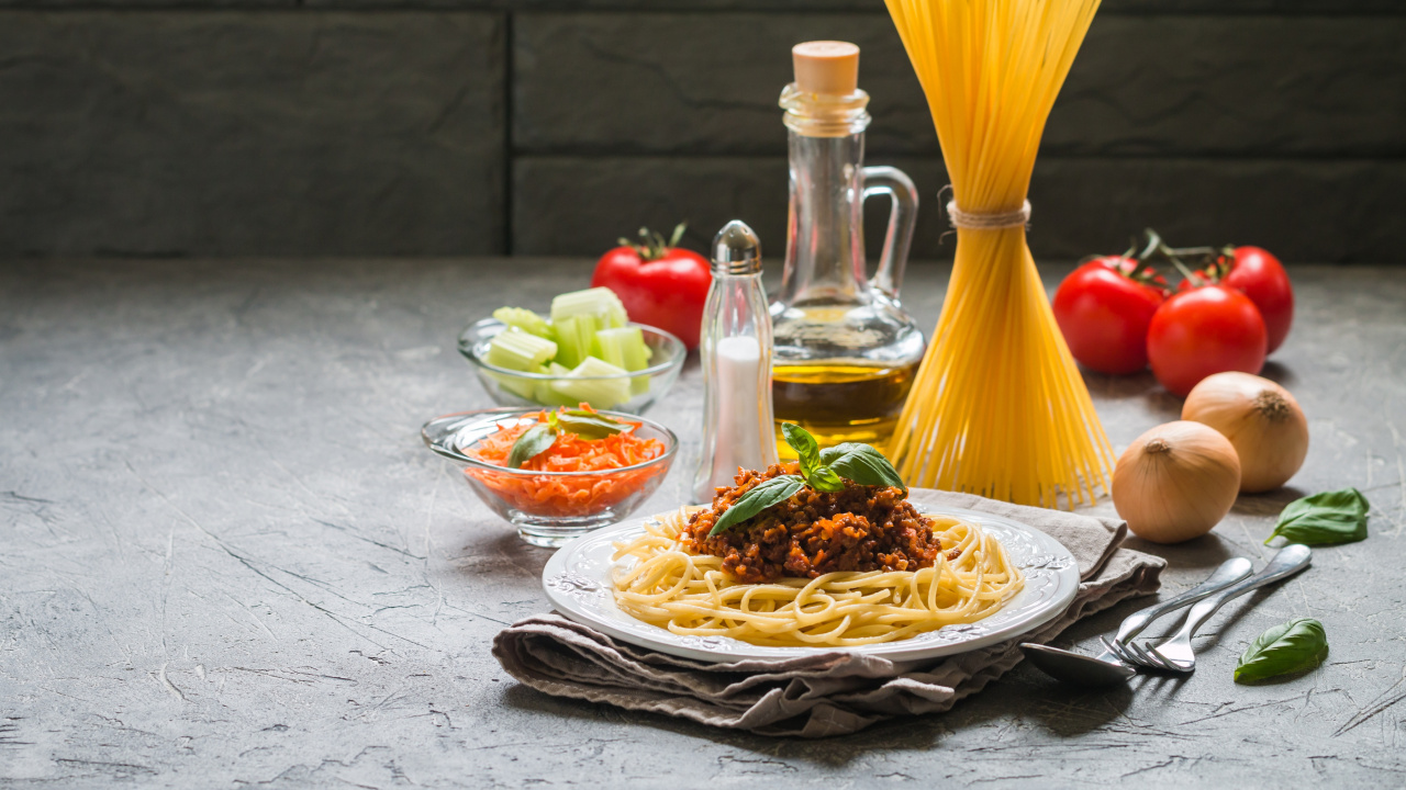 Pasta Dish on White Ceramic Plate. Wallpaper in 1280x720 Resolution