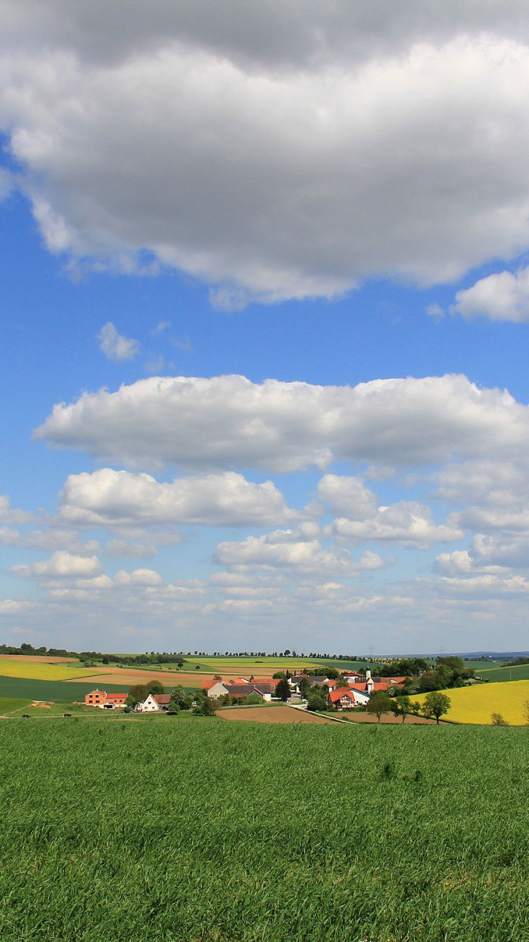 Grüne Wiese Unter Blauem Himmel Und Weißen Wolken Tagsüber. Wallpaper in 750x1334 Resolution