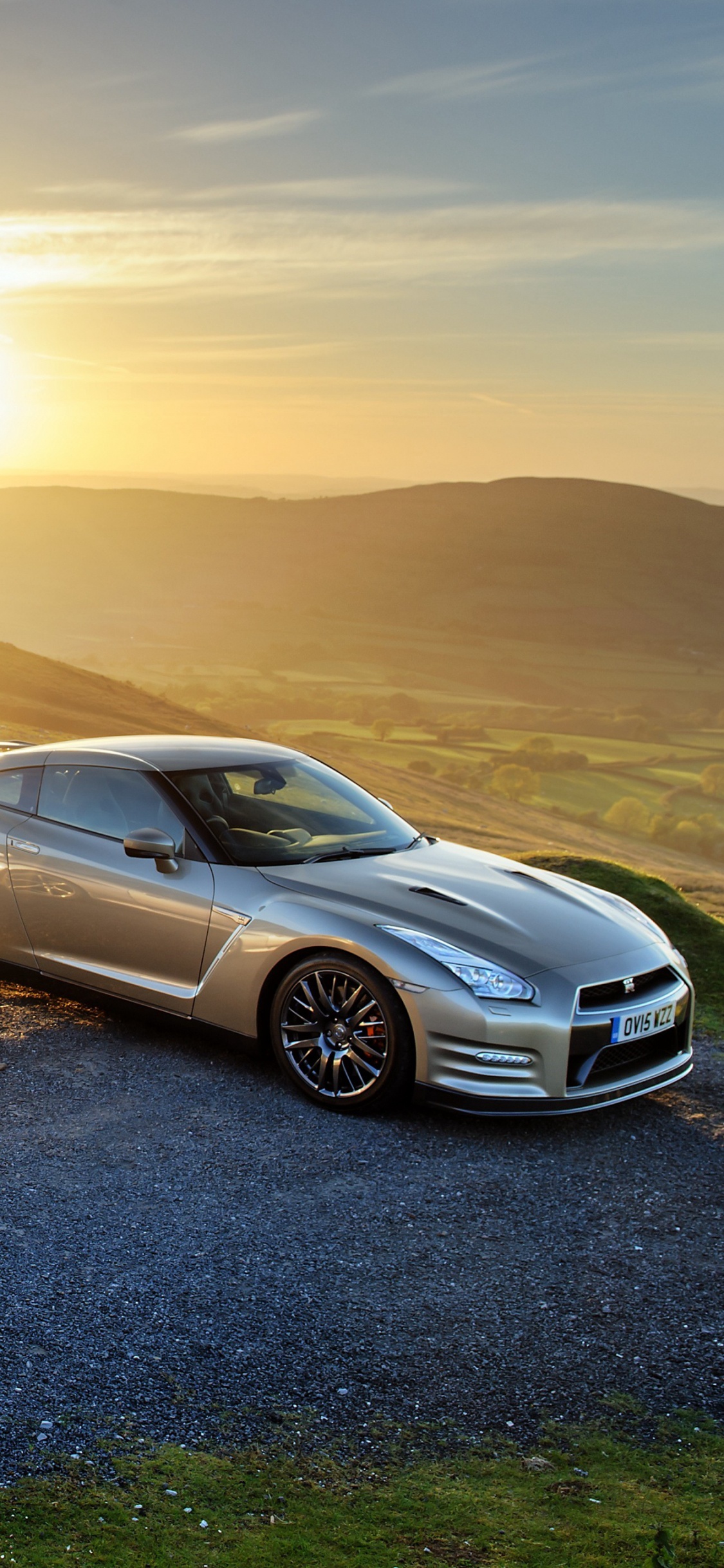 Schwarzes Mercedes-benz-coupé Unterwegs Bei Sonnenuntergang. Wallpaper in 1125x2436 Resolution