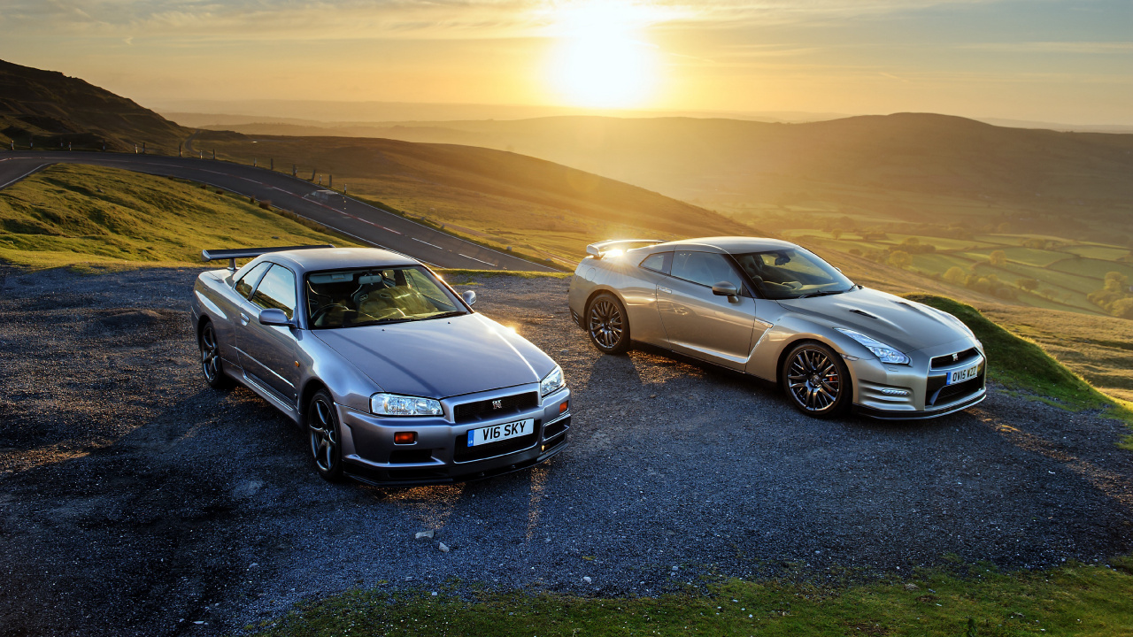 Schwarzes Mercedes-benz-coupé Unterwegs Bei Sonnenuntergang. Wallpaper in 1280x720 Resolution