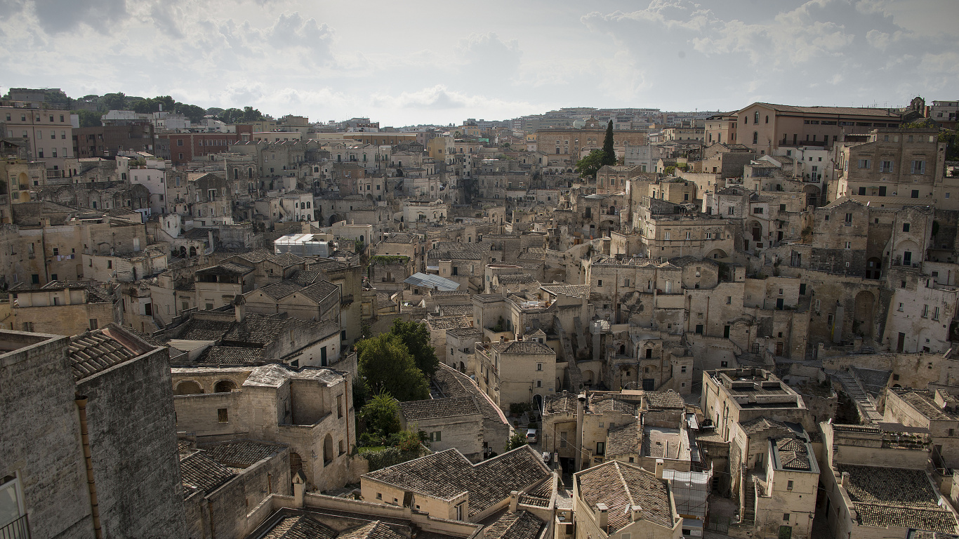 Braune Betonhäuser Tagsüber Unter Weißen Wolken. Wallpaper in 1366x768 Resolution