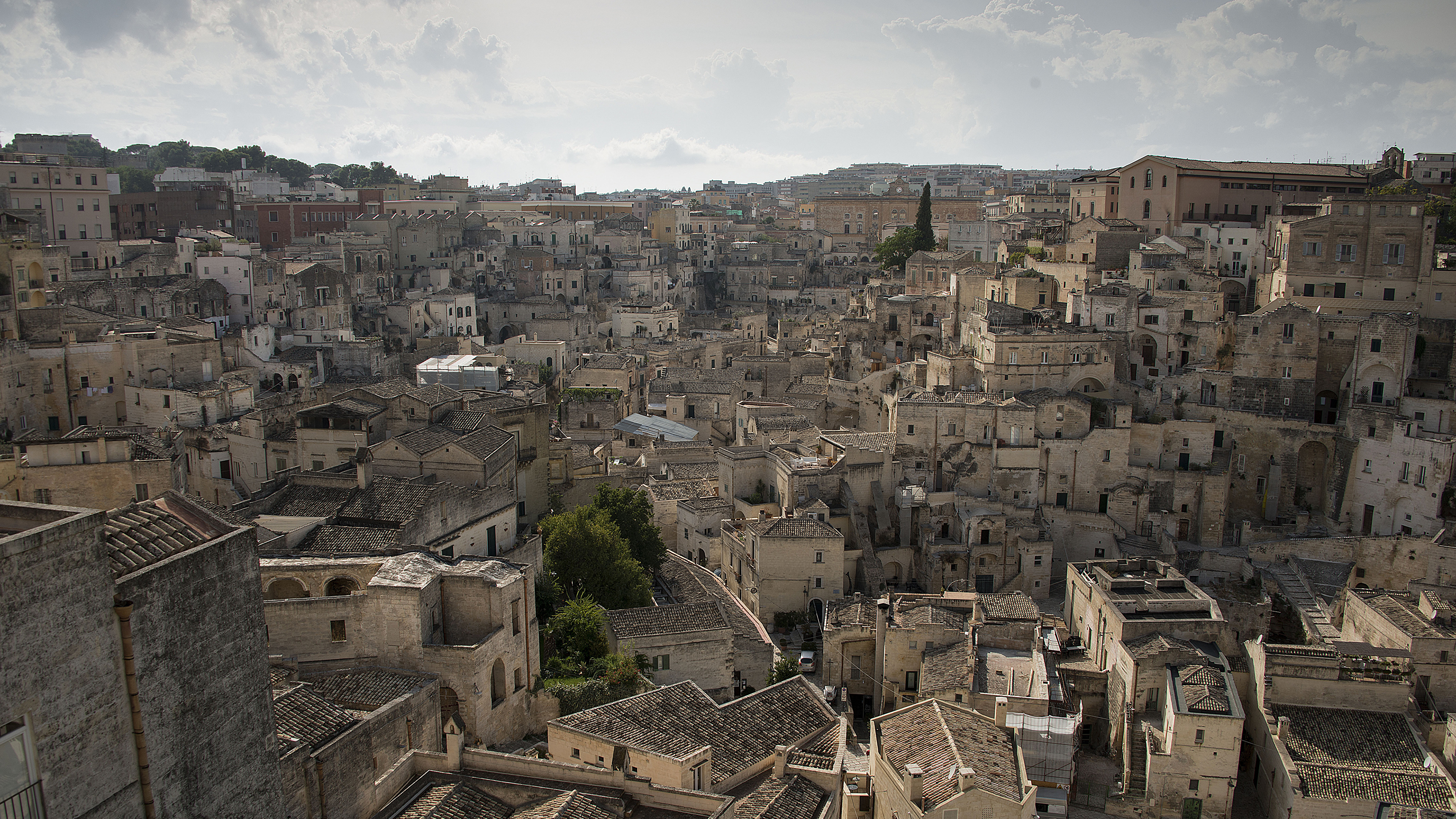 Maisons en Béton Marron Sous Des Nuages Blancs Pendant la Journée. Wallpaper in 3840x2160 Resolution