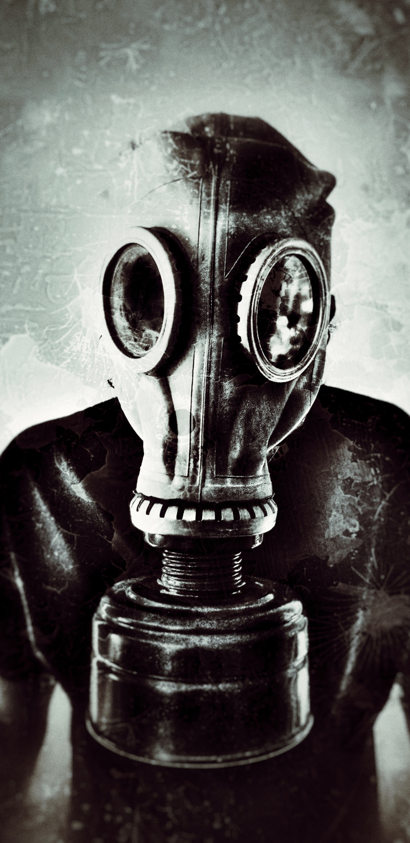 Person Mit Gasmaske in Schwarzem Langarmhemd. Wallpaper in 1440x2960 Resolution