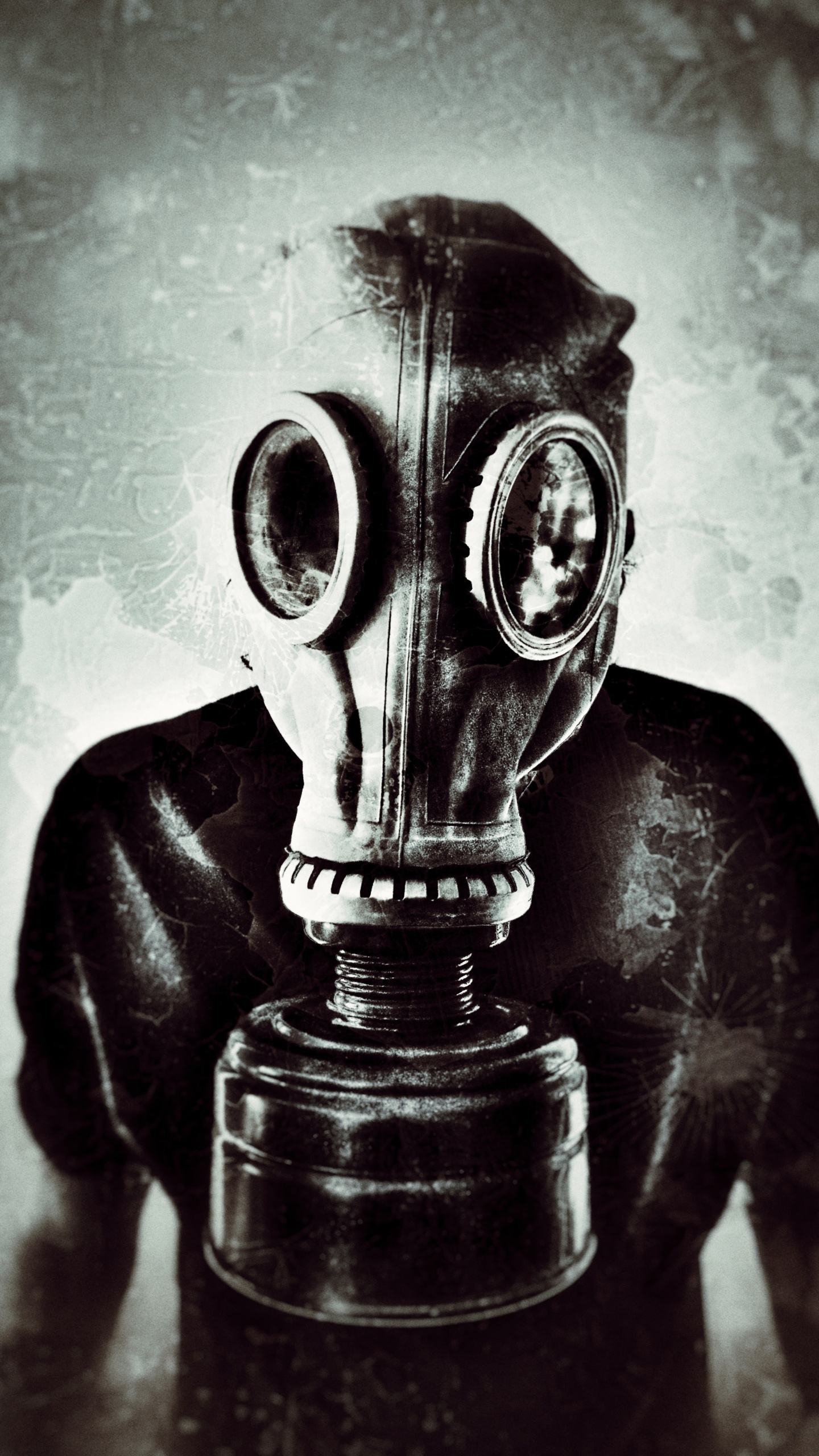 Persona Con Máscara de Gas en Camisa de Manga Larga Negra. Wallpaper in 1440x2560 Resolution