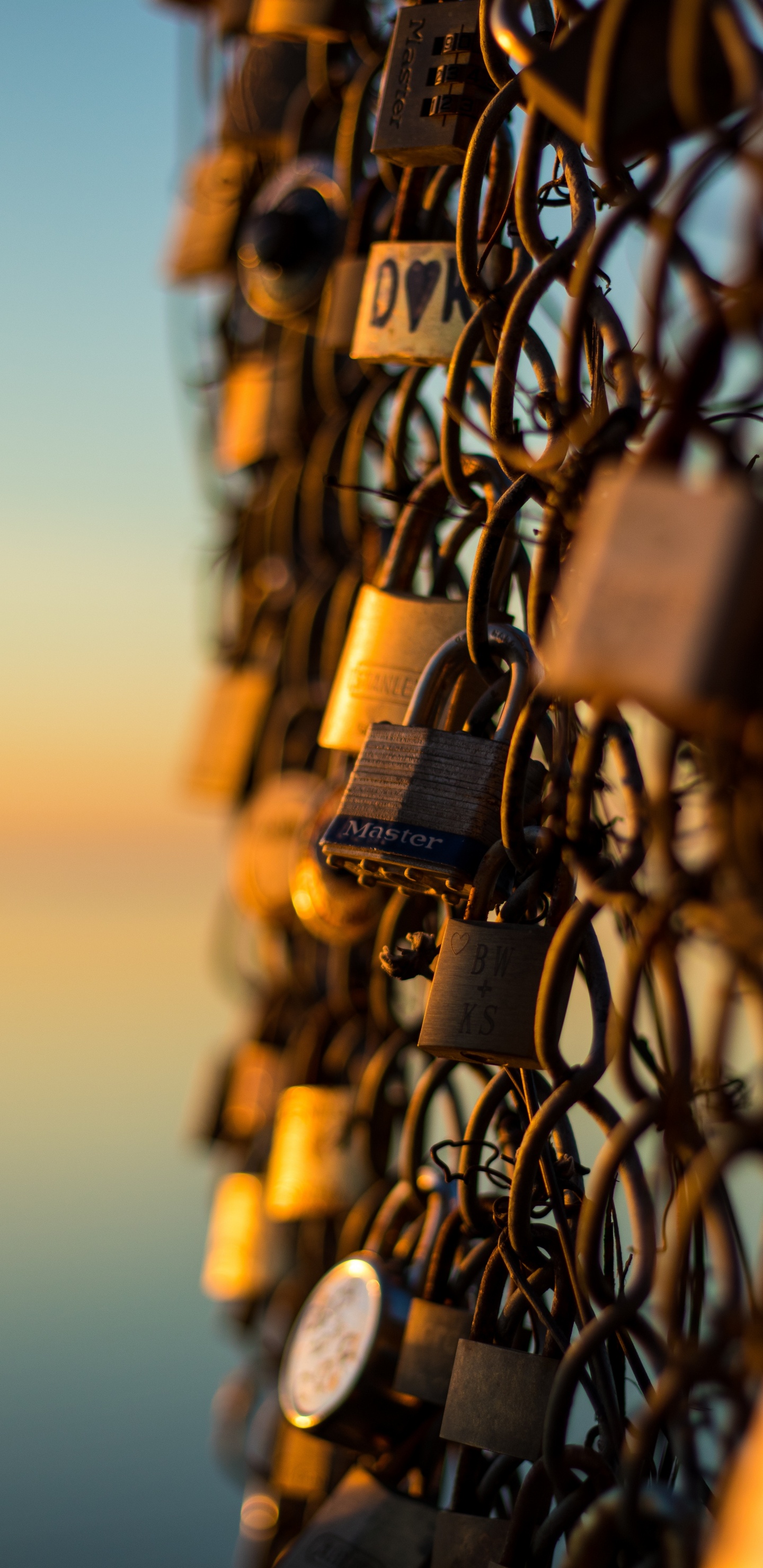 Cadenas Sur Grillage au Coucher du Soleil. Wallpaper in 1440x2960 Resolution