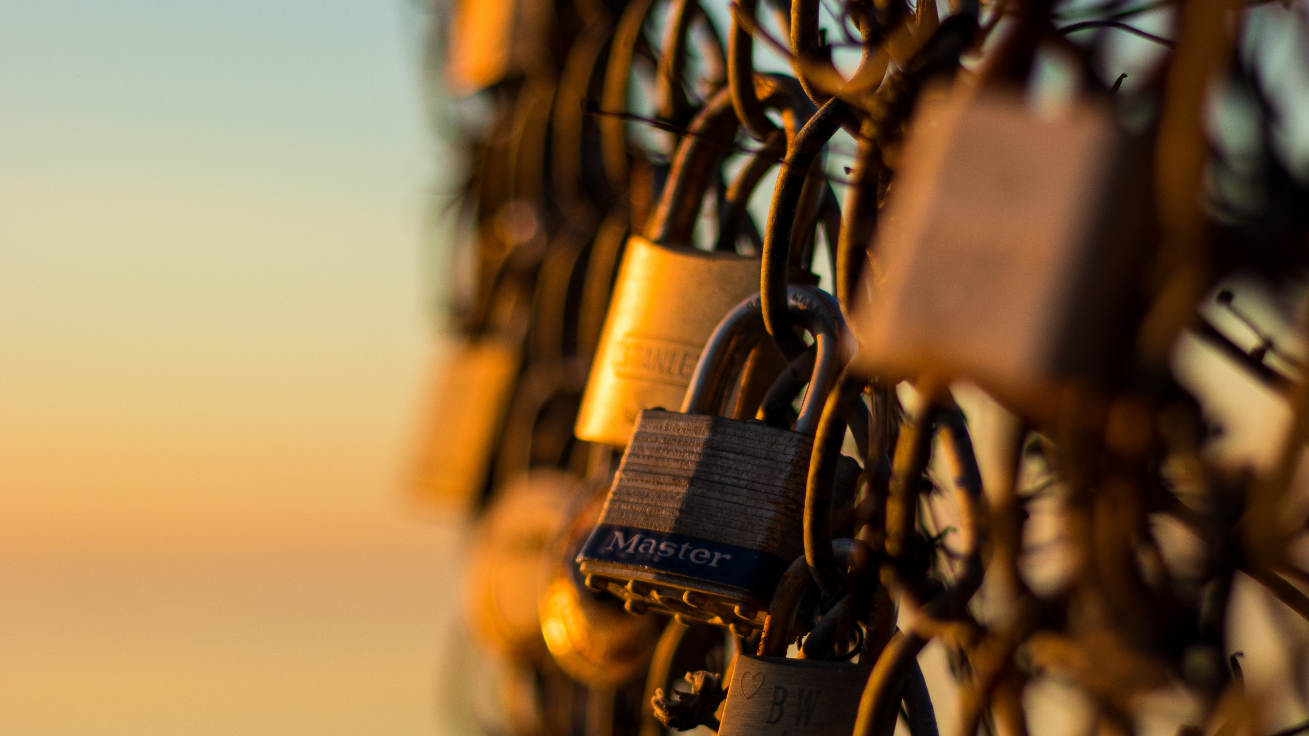 Cadenas Sur Grillage au Coucher du Soleil. Wallpaper in 2560x1440 Resolution