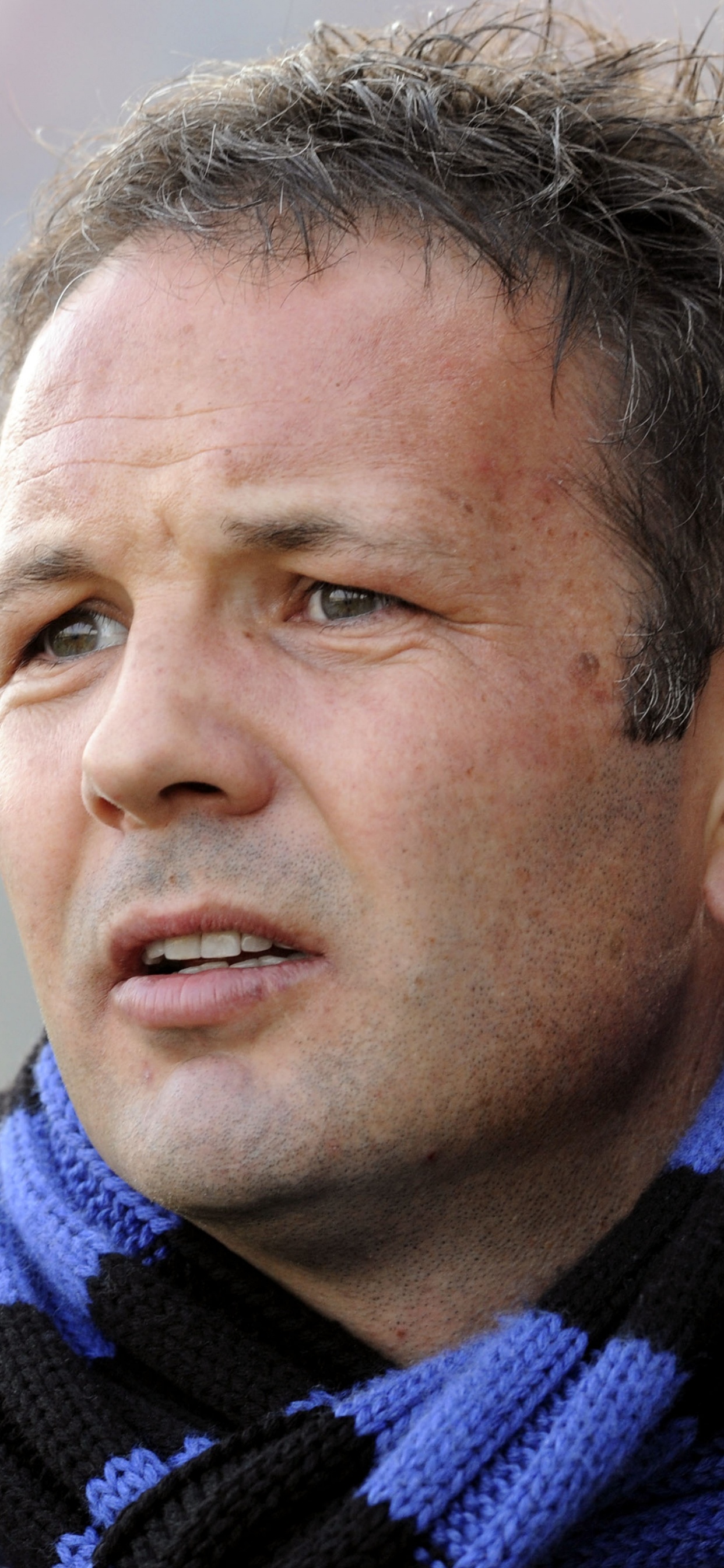 Mann im Blau-schwarzen Pullover. Wallpaper in 1242x2688 Resolution