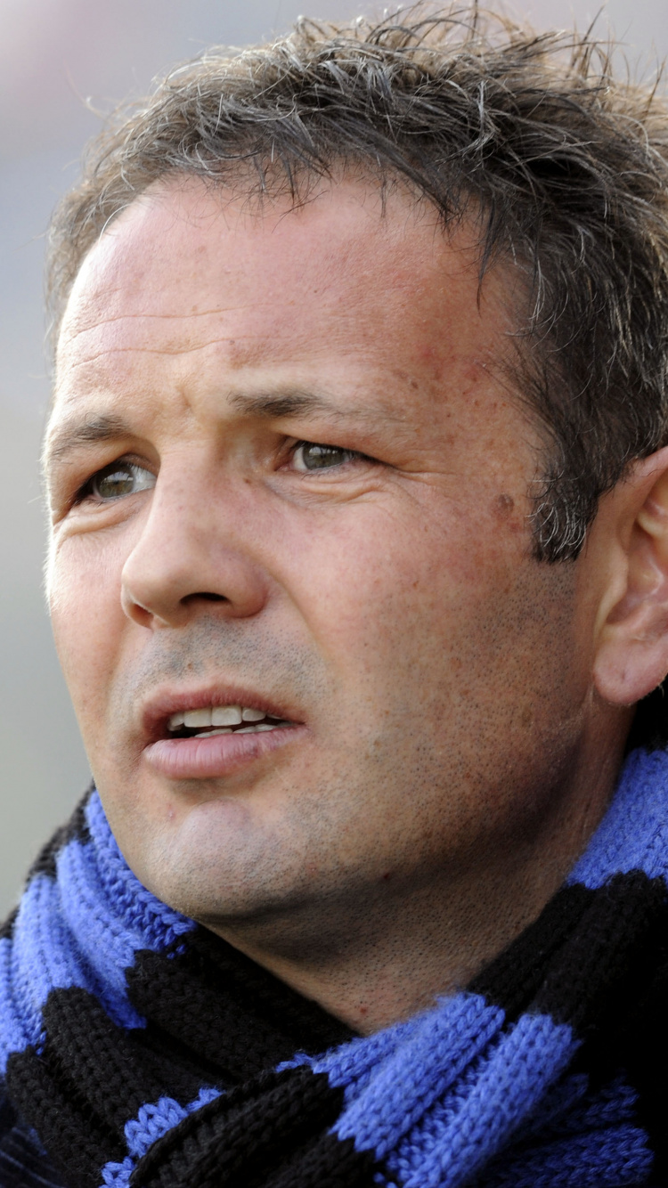 Mann im Blau-schwarzen Pullover. Wallpaper in 750x1334 Resolution