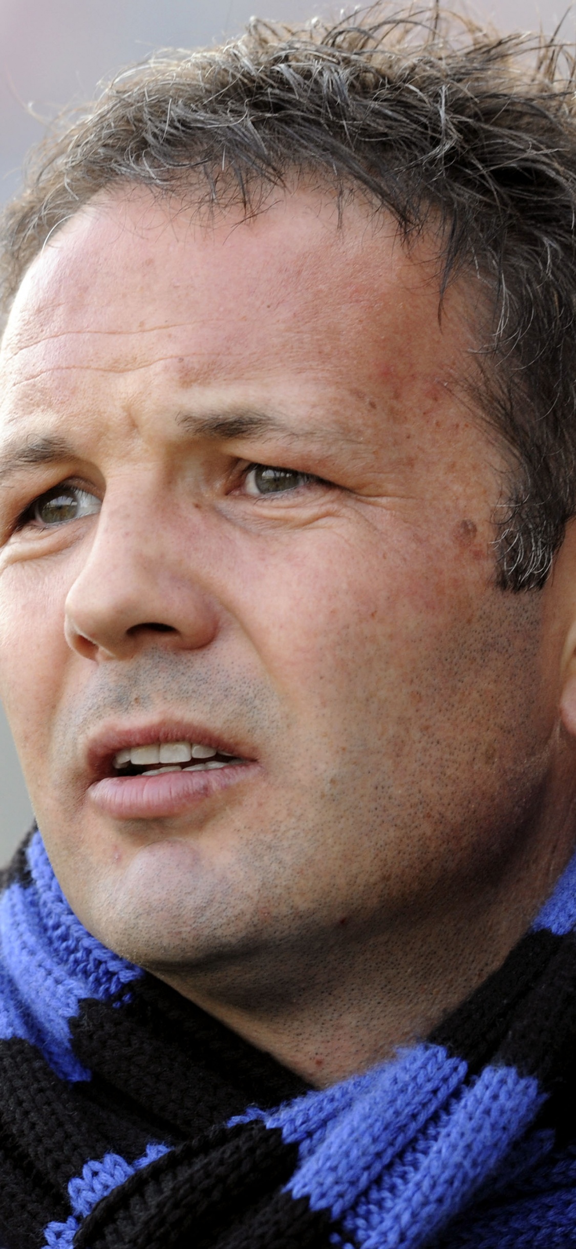 Homme en Pull Bleu et Noir. Wallpaper in 1125x2436 Resolution