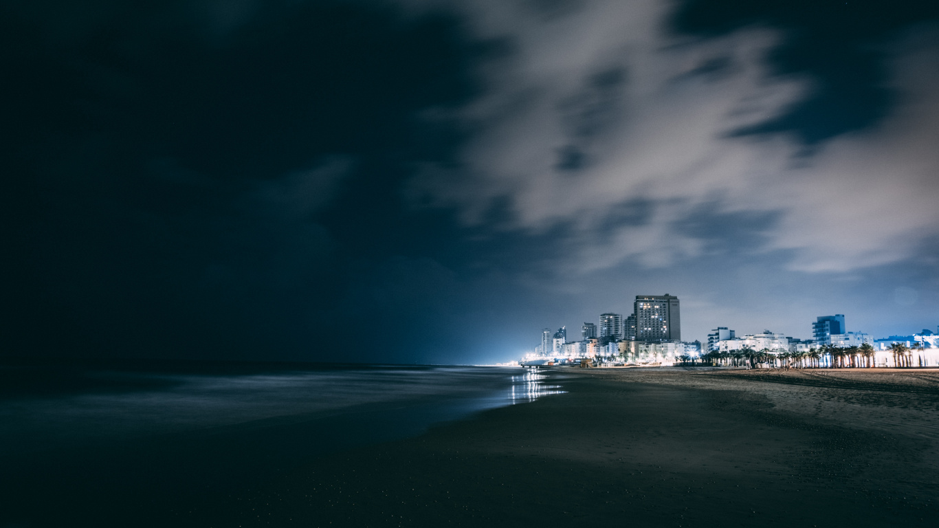 Horizon de la Ville à Travers le Plan D'eau Pendant la Nuit. Wallpaper in 1366x768 Resolution