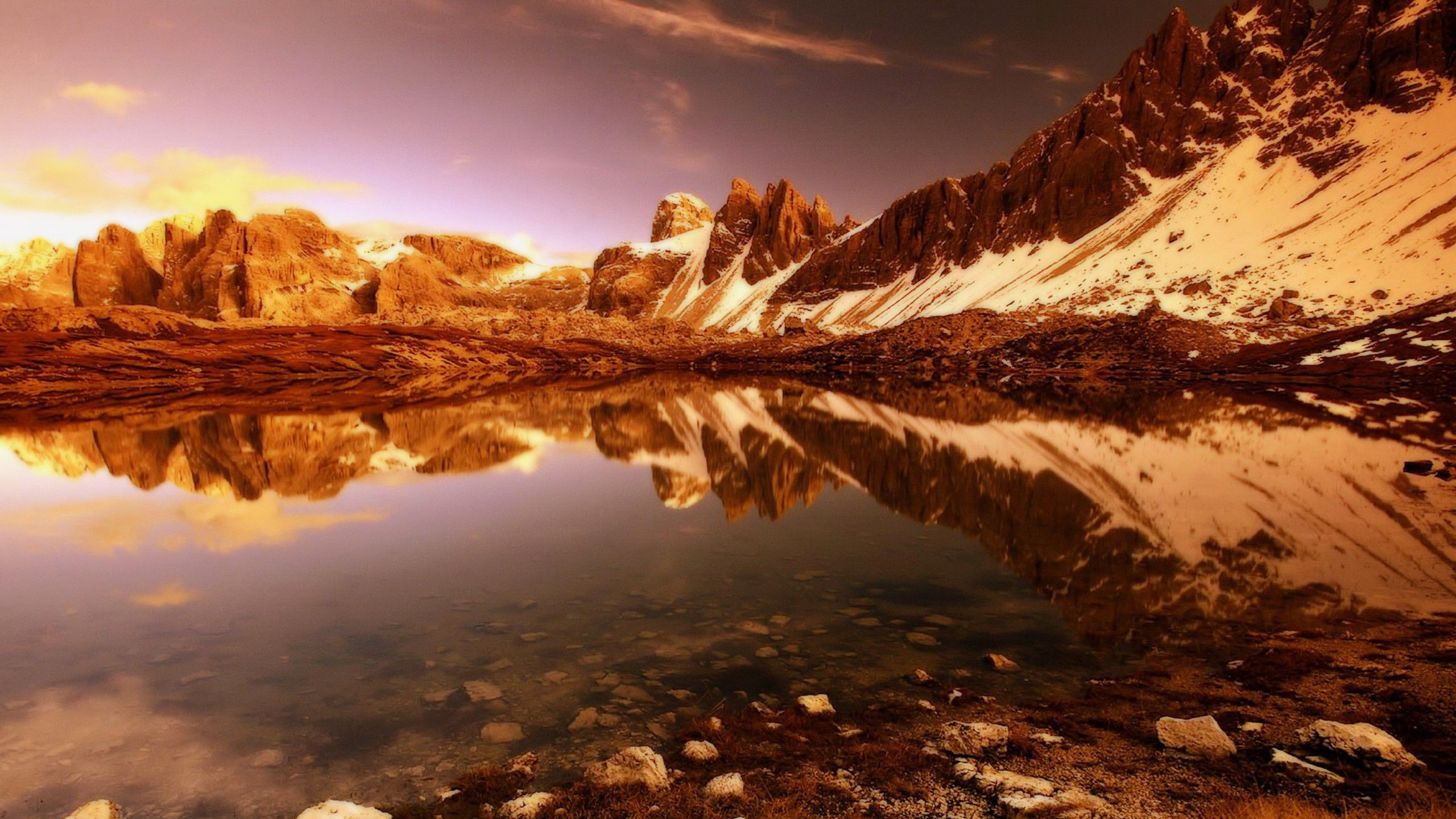 Montagnes Brunes et Blanches Près du Lac Sous un Ciel Bleu Pendant la Journée. Wallpaper in 2560x1440 Resolution