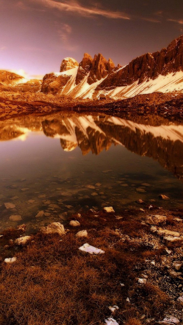 Montagnes Brunes et Blanches Près du Lac Sous un Ciel Bleu Pendant la Journée. Wallpaper in 720x1280 Resolution
