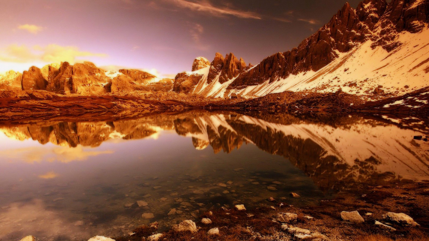 Montañas Marrones y Blancas Cerca Del Lago Bajo un Cielo Azul Durante el Día. Wallpaper in 1366x768 Resolution