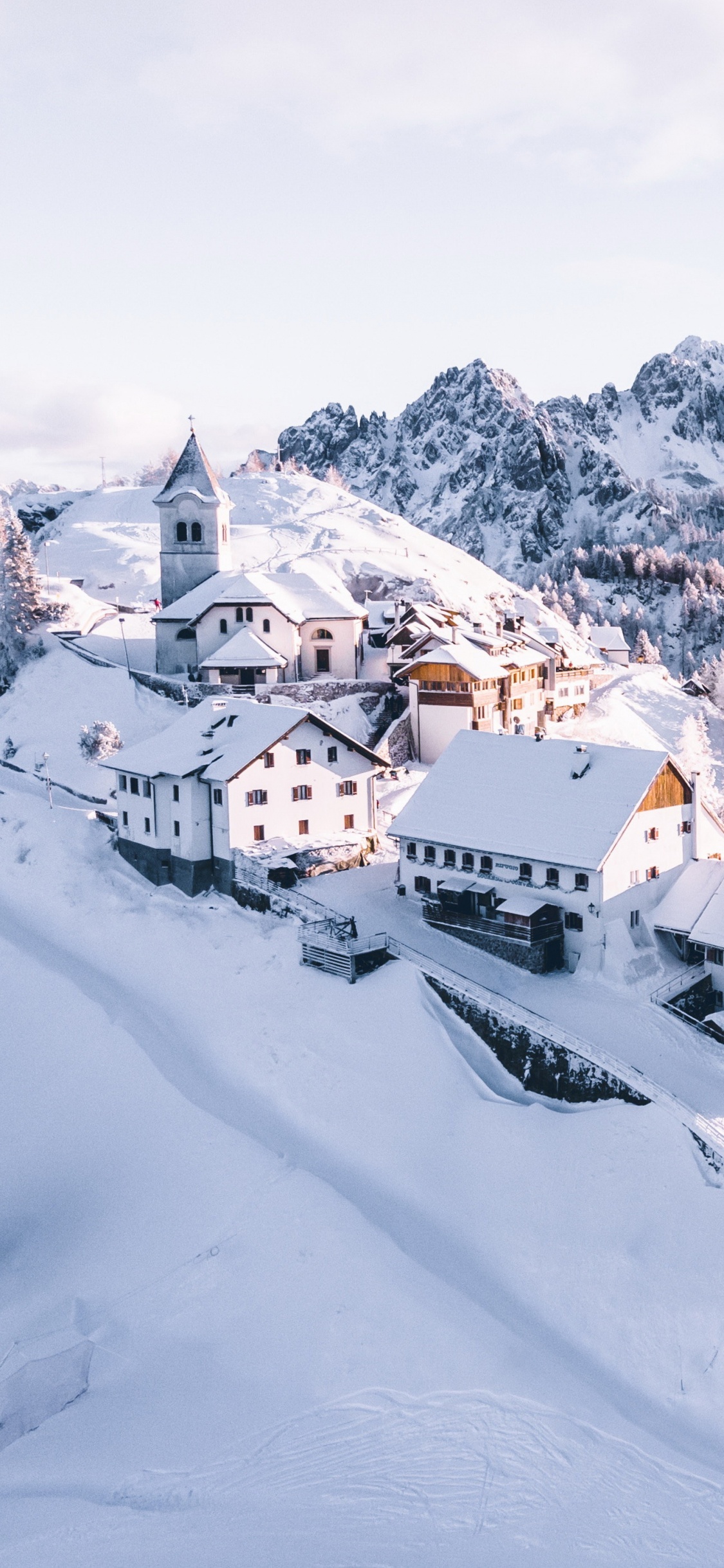 Skiberg, Die Tore Der Sonne, Mont Chry, Skigebiet, Resort. Wallpaper in 1125x2436 Resolution