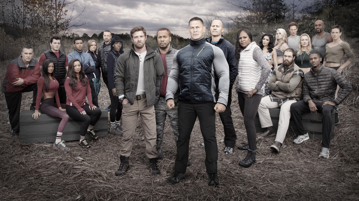 Groupe de Personnes Debout Sur un Champ Brun Pendant la Journée. Wallpaper in 1366x768 Resolution