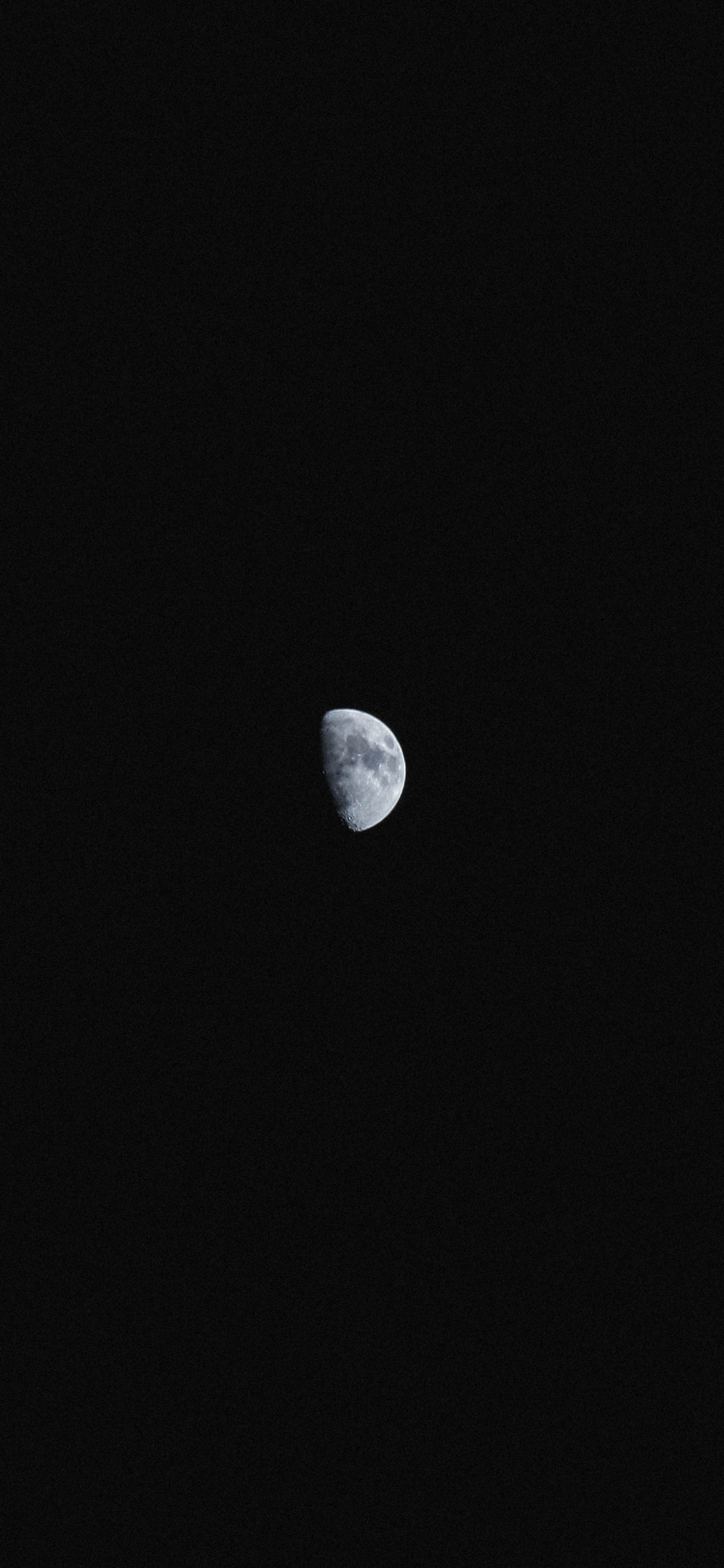 Pleine Lune Dans le Ciel. Wallpaper in 1125x2436 Resolution
