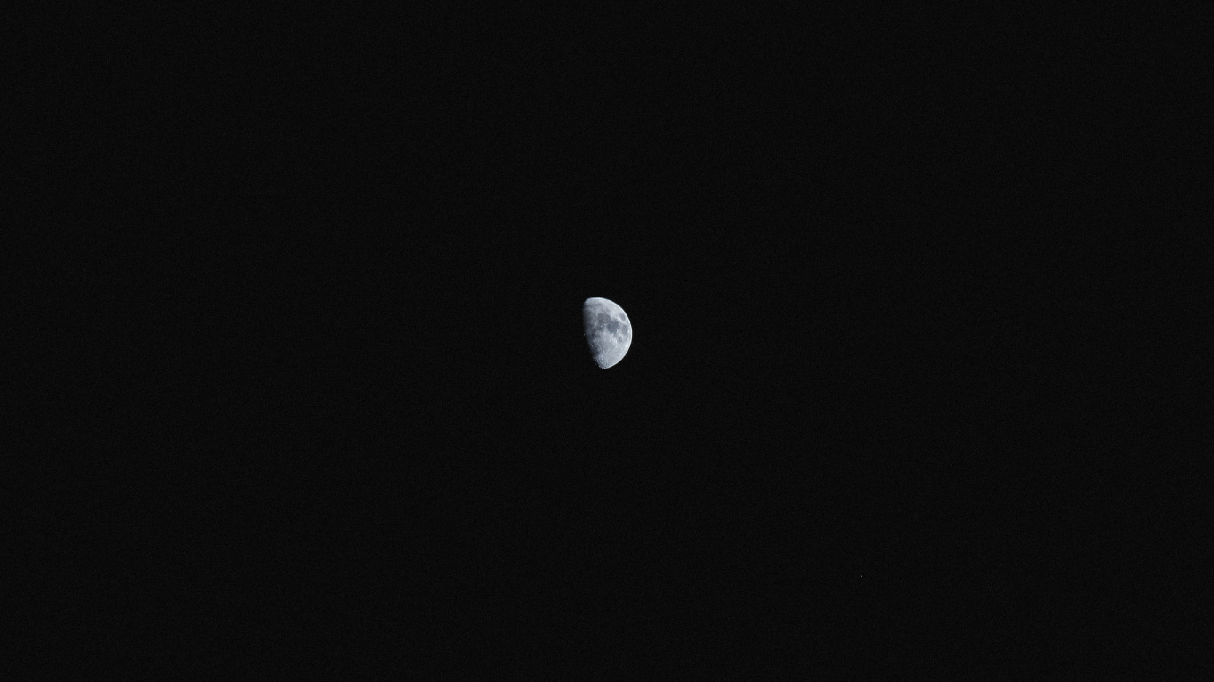 Pleine Lune Dans le Ciel. Wallpaper in 1366x768 Resolution