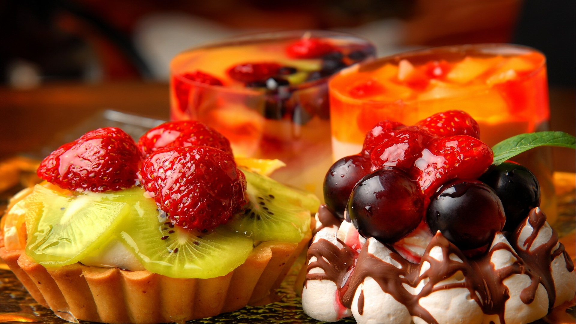 Gâteau en Tranches Avec Fraise et Banane Sur le Dessus. Wallpaper in 1920x1080 Resolution