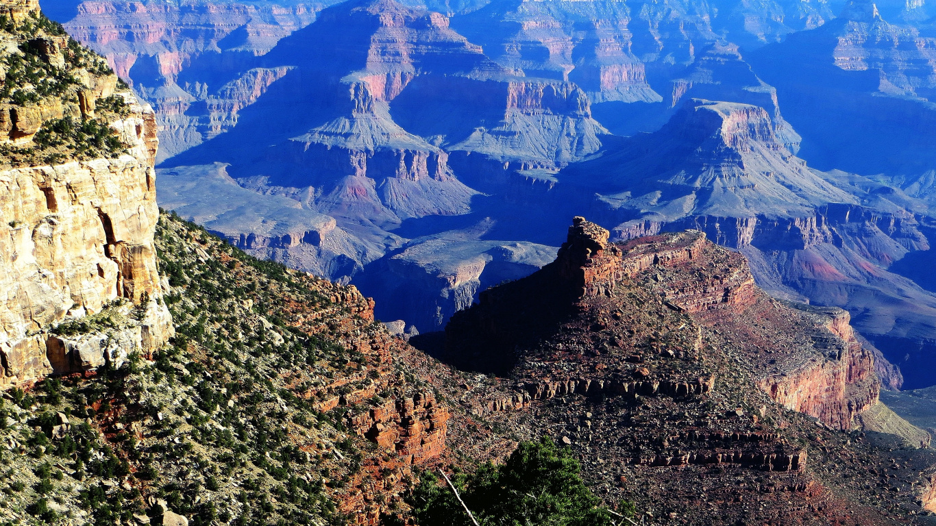 Montañas Marrones y Verdes Bajo un Cielo Azul Durante el Día. Wallpaper in 1366x768 Resolution