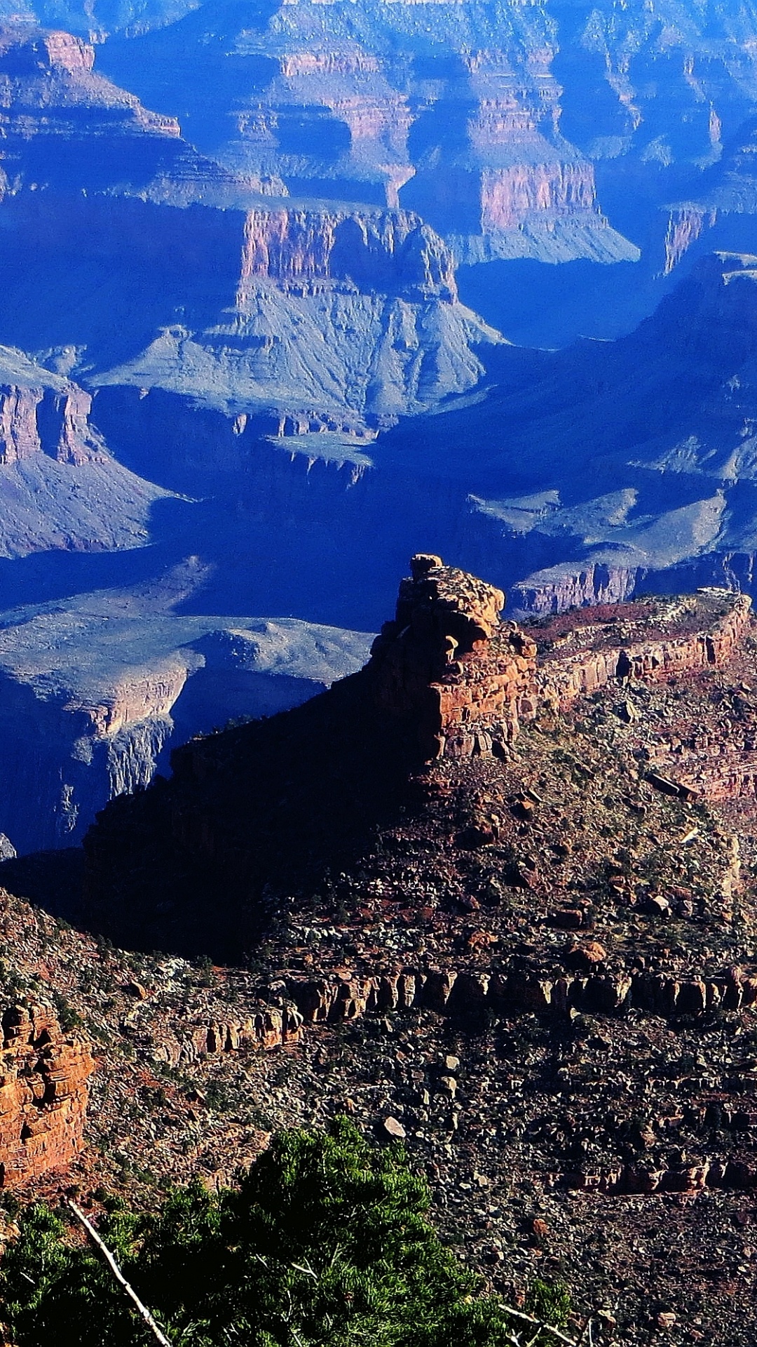 Montagnes Brunes et Vertes Sous Ciel Bleu Pendant la Journée. Wallpaper in 1080x1920 Resolution