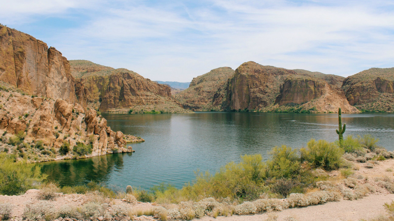 Montaña Rocosa Marrón Junto al Mar Azul Bajo un Cielo Azul Durante el Día. Wallpaper in 1280x720 Resolution