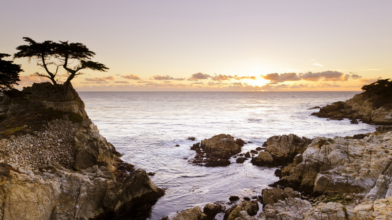 Formation de Roche Noire Sur la Mer Pendant le Coucher du Soleil. Wallpaper in 1280x720 Resolution