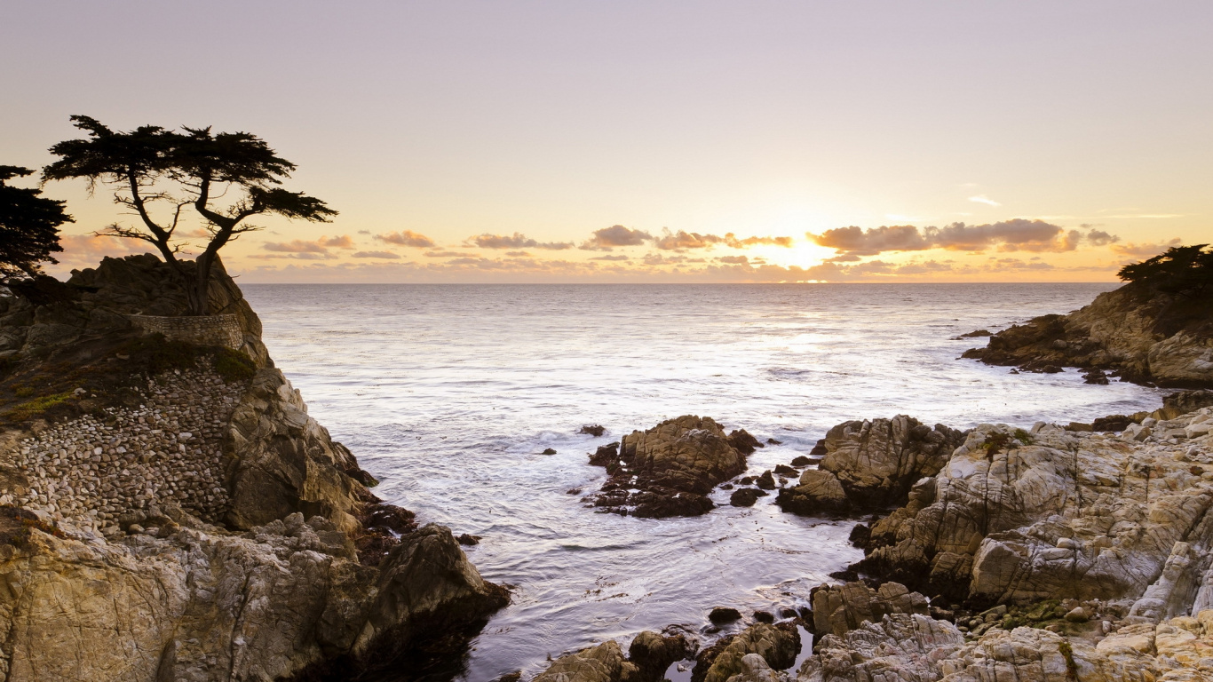 Formation de Roche Noire Sur la Mer Pendant le Coucher du Soleil. Wallpaper in 1366x768 Resolution