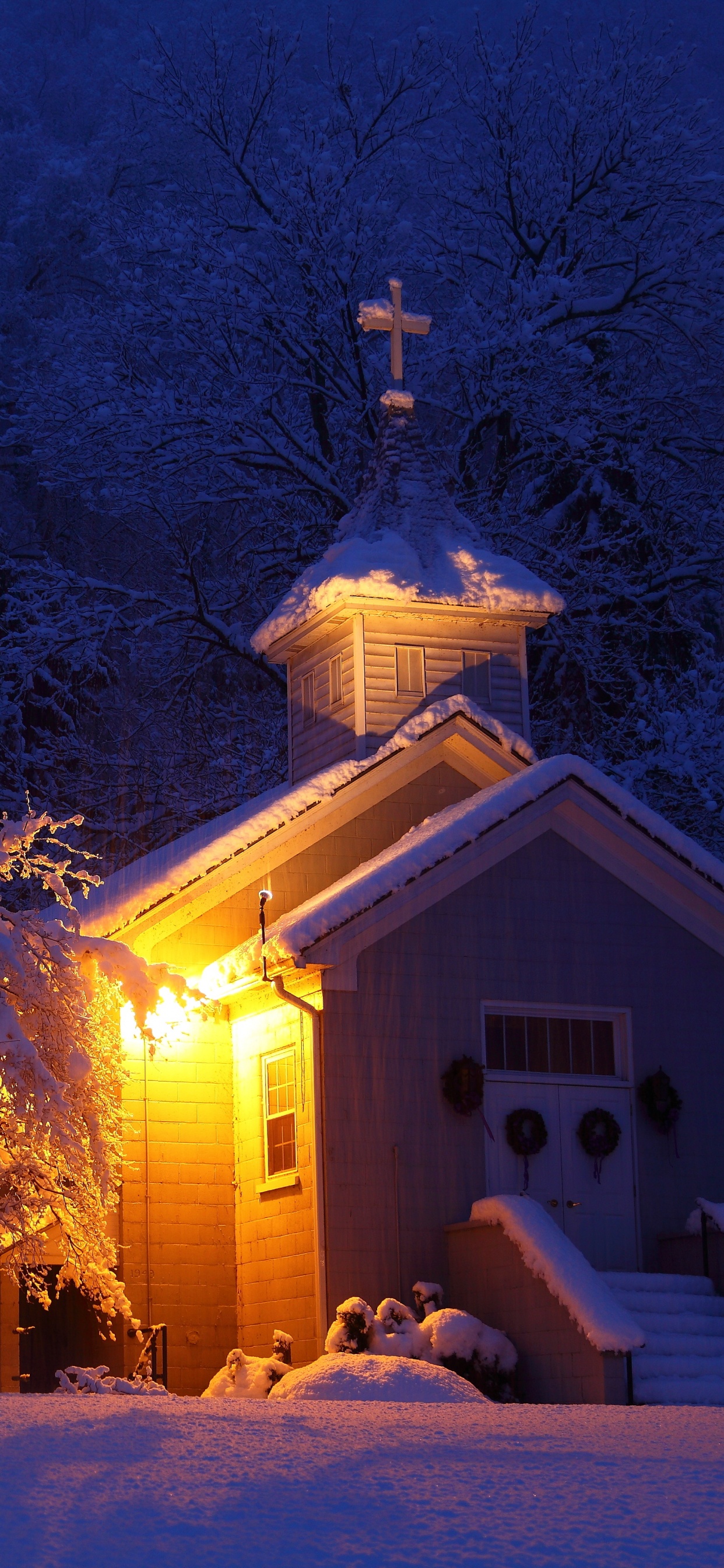 Weißes Und Braunes Haus, Umgeben Von Bäumen Während Der Nacht. Wallpaper in 1242x2688 Resolution