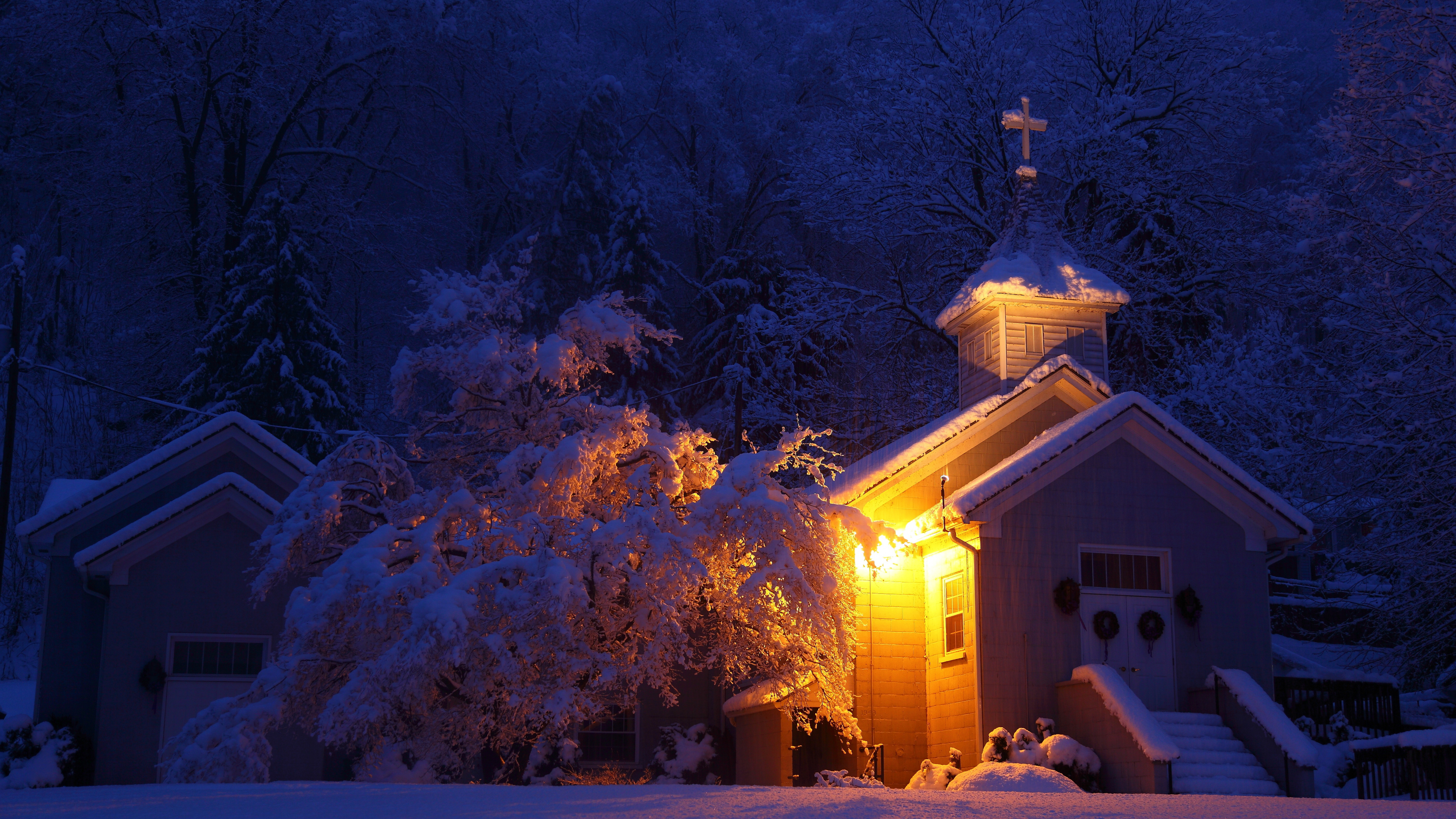 White and Brown House Surrounded by Trees During Night Time. Wallpaper in 3840x2160 Resolution
