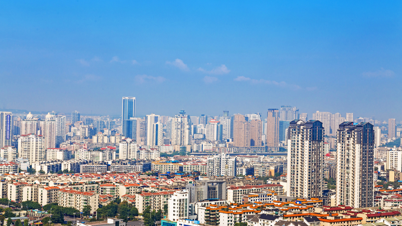 Horizon de la Ville Sous le Ciel Bleu Pendant la Journée. Wallpaper in 1366x768 Resolution