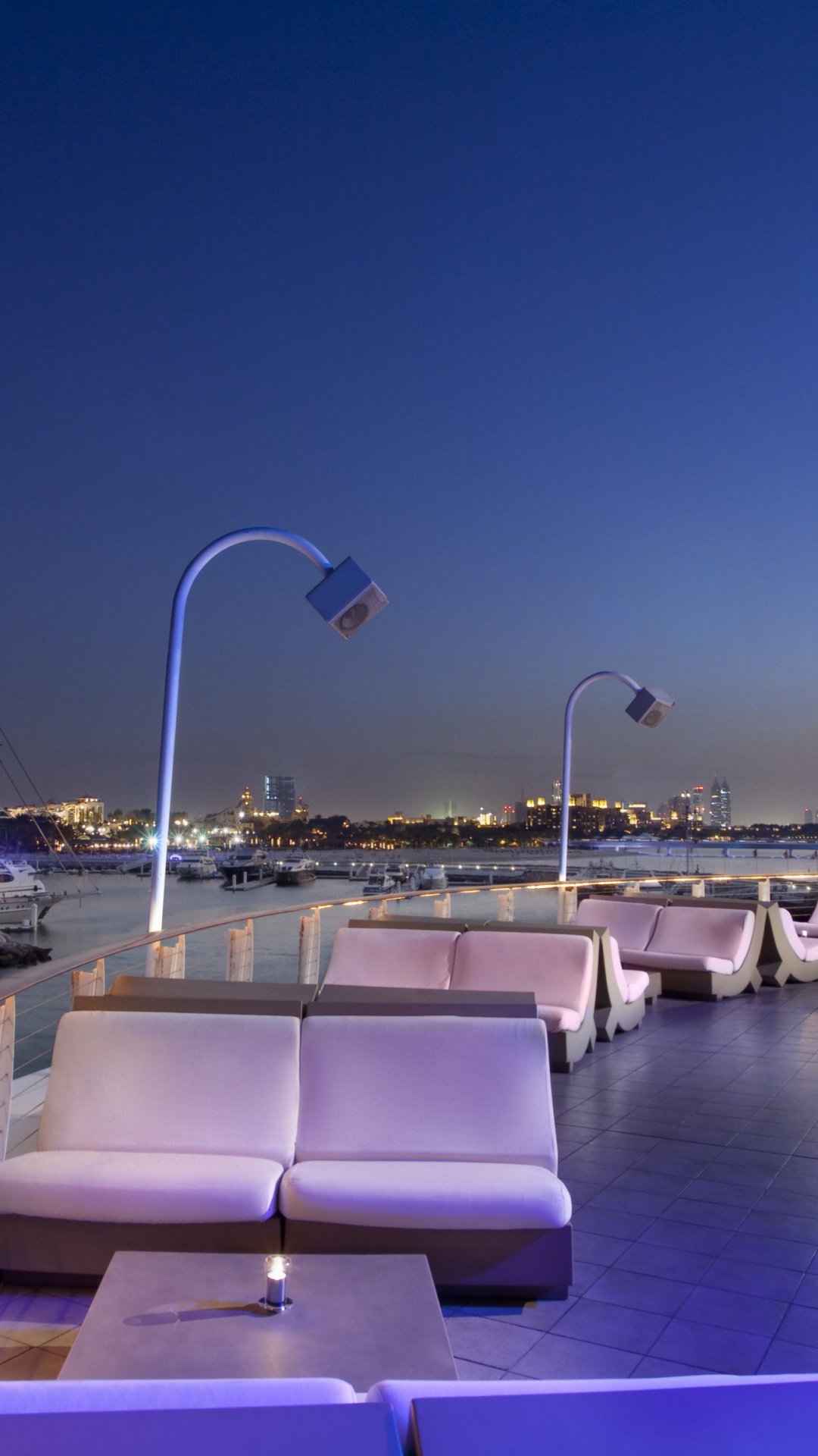 Weißes Und Graues Betongebäude in Der Nähe Eines Gewässers Während Der Nacht. Wallpaper in 1080x1920 Resolution