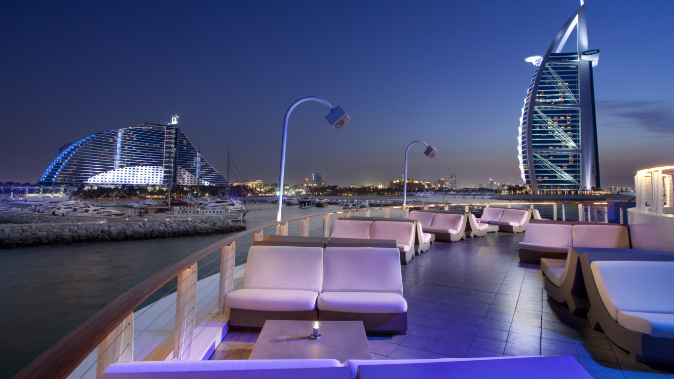 Edificio de Hormigón Blanco y Gris Cerca Del Cuerpo de Agua Durante la Noche. Wallpaper in 1366x768 Resolution