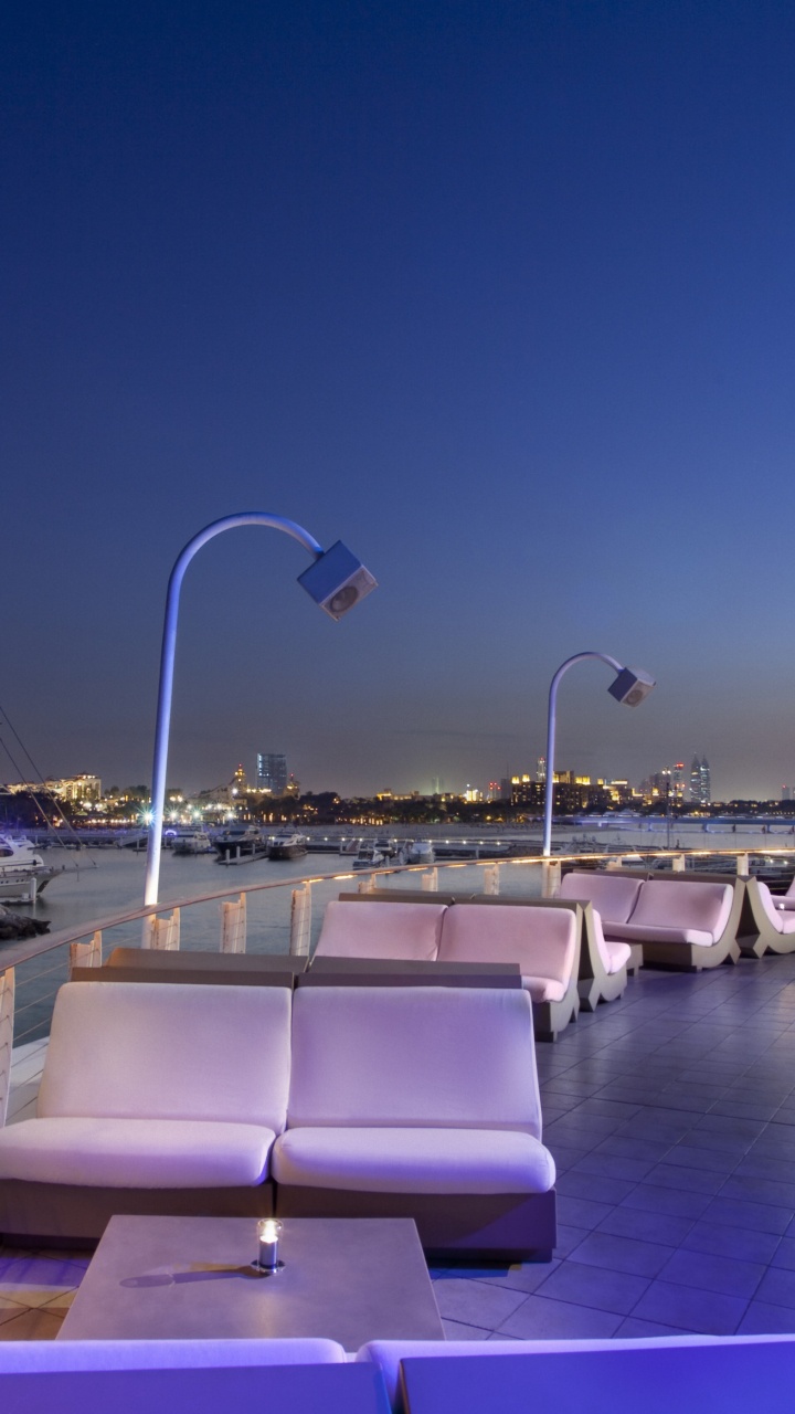 Edificio de Hormigón Blanco y Gris Cerca Del Cuerpo de Agua Durante la Noche. Wallpaper in 720x1280 Resolution