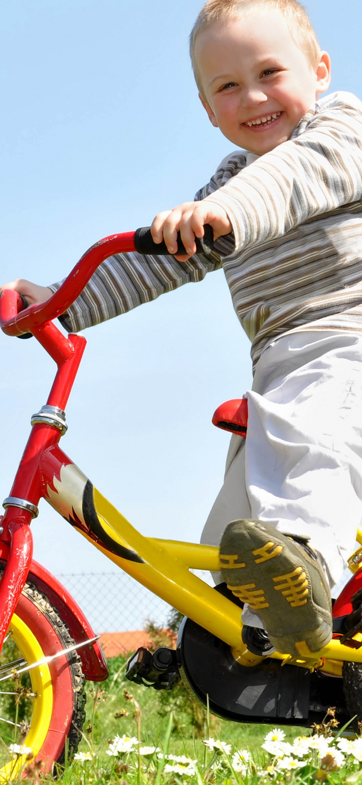 Fahrradverleih, Kind, Lachen. Wallpaper in 1242x2688 Resolution