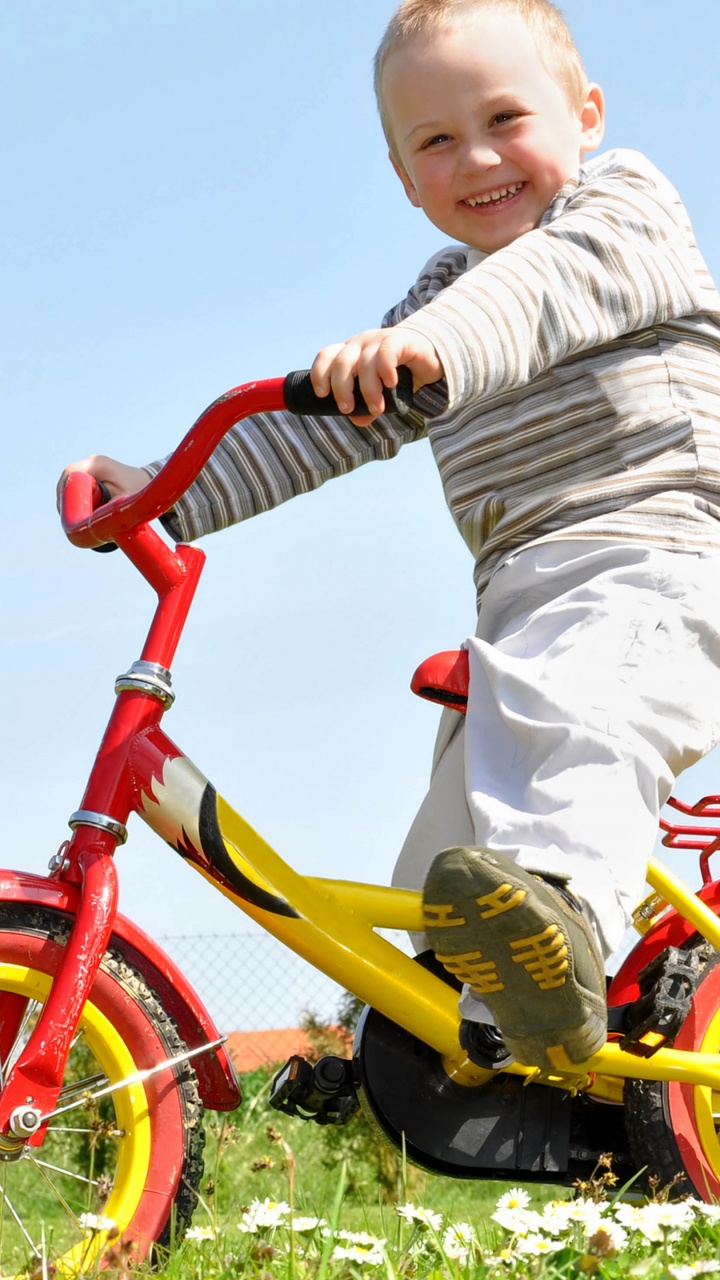 Fahrradverleih, Kind, Lachen. Wallpaper in 720x1280 Resolution