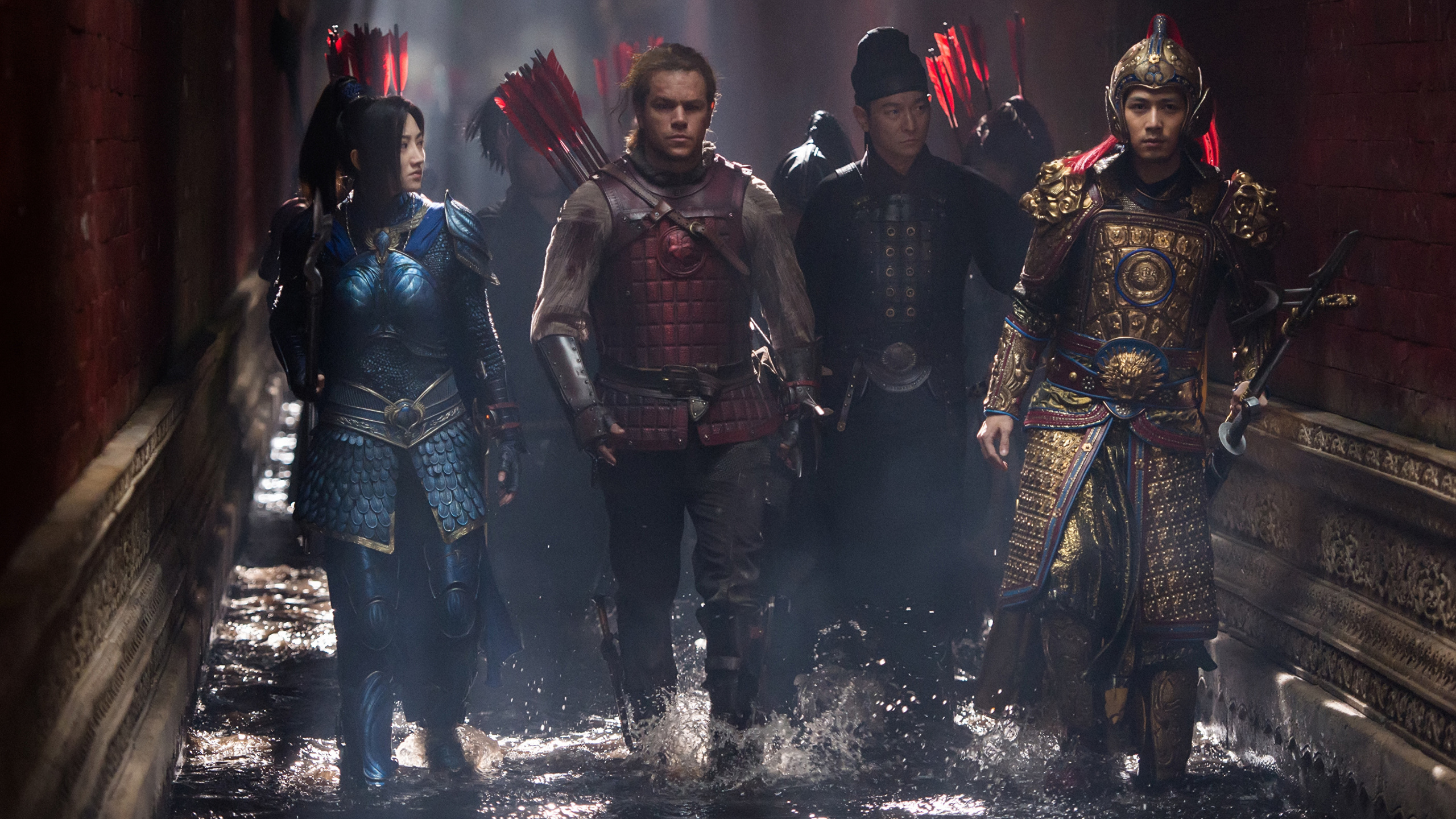 Homme en Costume Noir et Rouge Tenant un Fusil Noir. Wallpaper in 2560x1440 Resolution