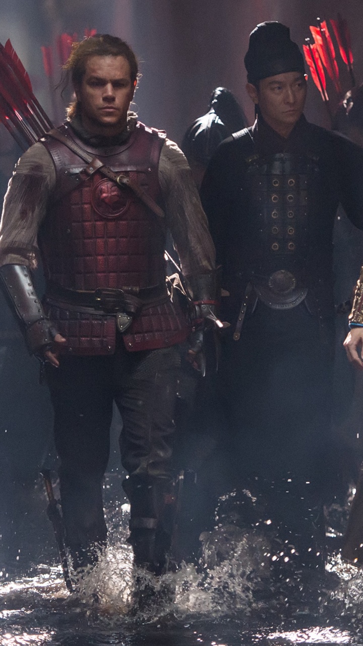 Homme en Costume Noir et Rouge Tenant un Fusil Noir. Wallpaper in 720x1280 Resolution